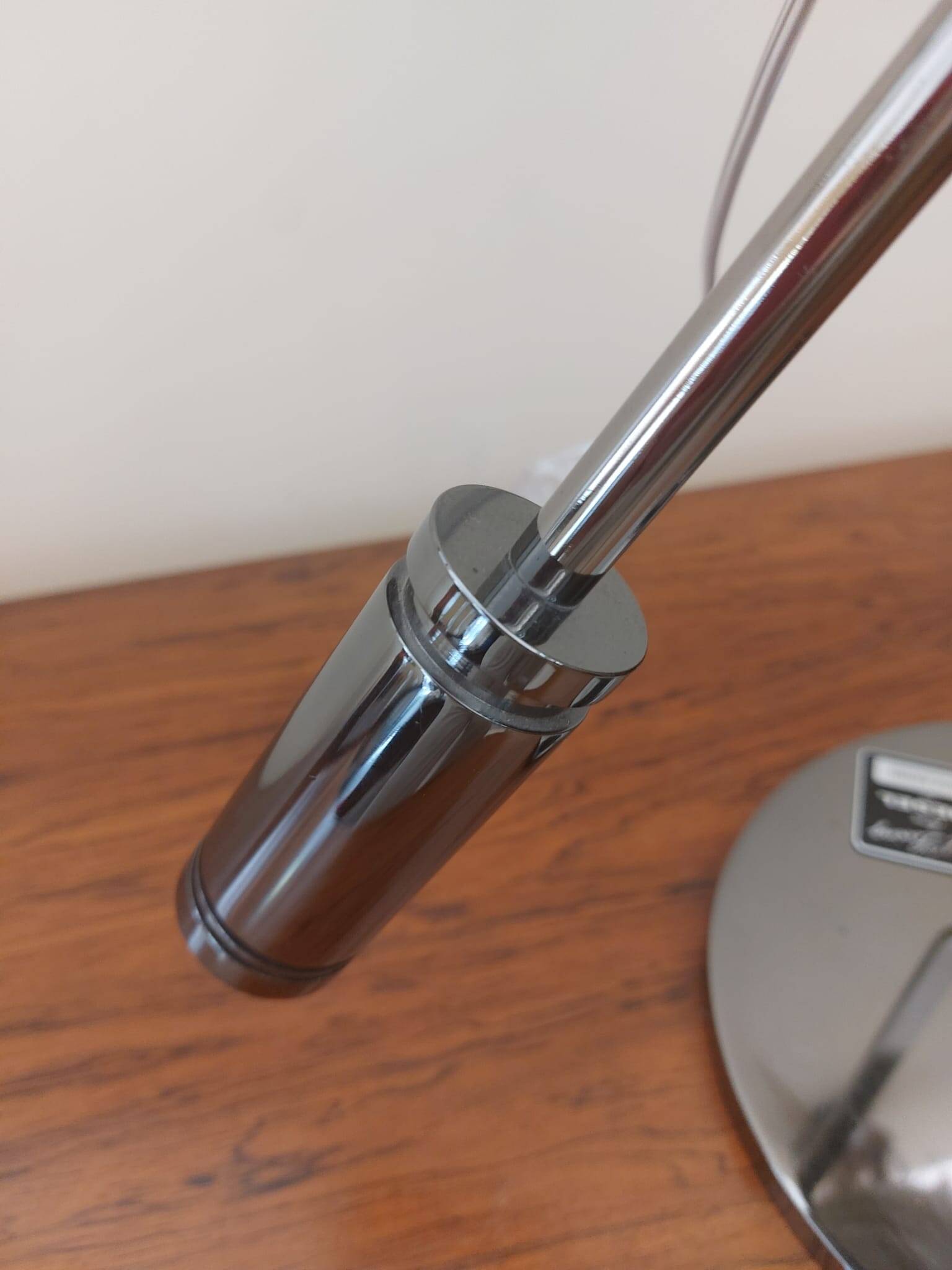 Lampada da tavolo "Glas" in vetro opalino e acciaio cromato