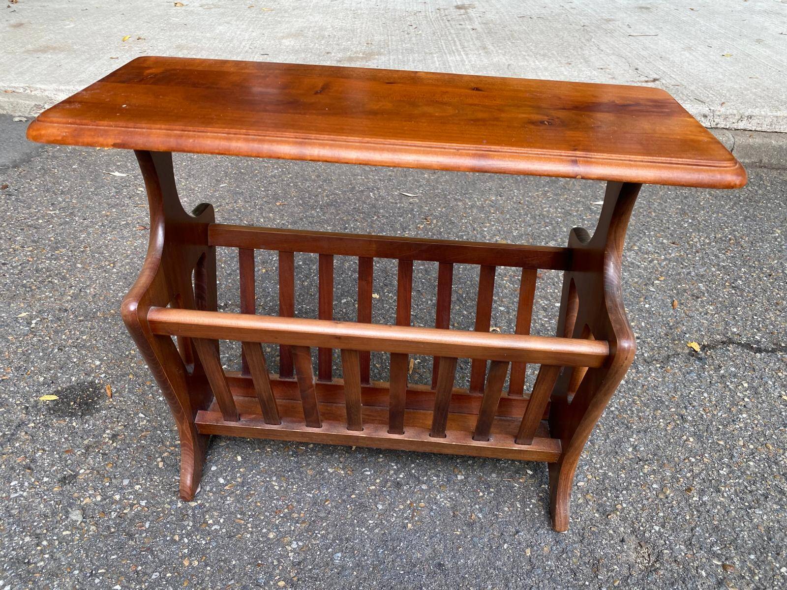 Table d'appoint porte-revues vintage en bois — Bout de canapé