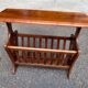 Table d'appoint porte-revues vintage en bois — Bout de canapé