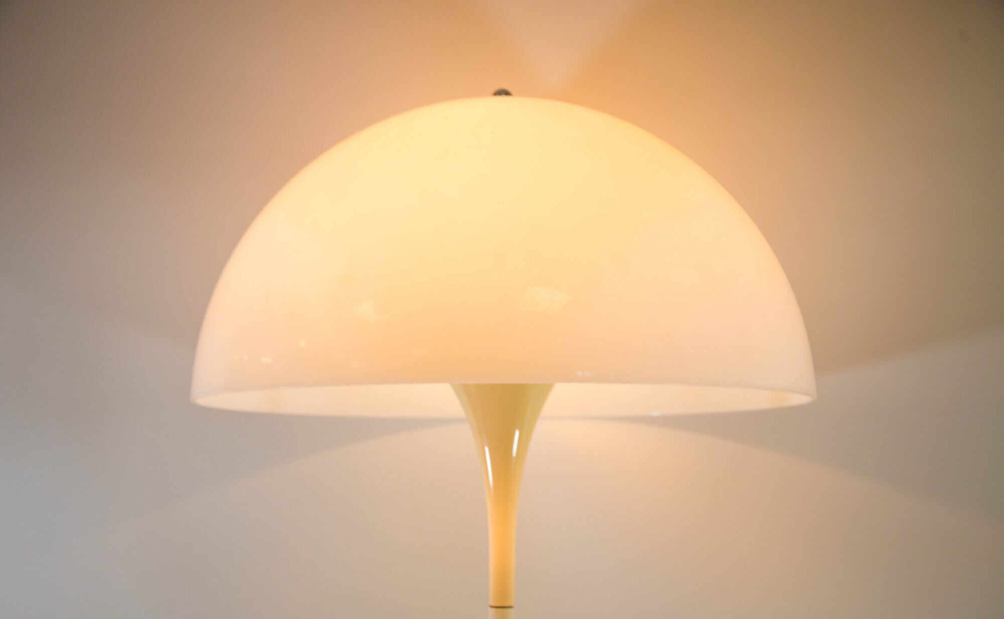 Panthella floor lamp - Design by Verner Panton for Louis Poulsen