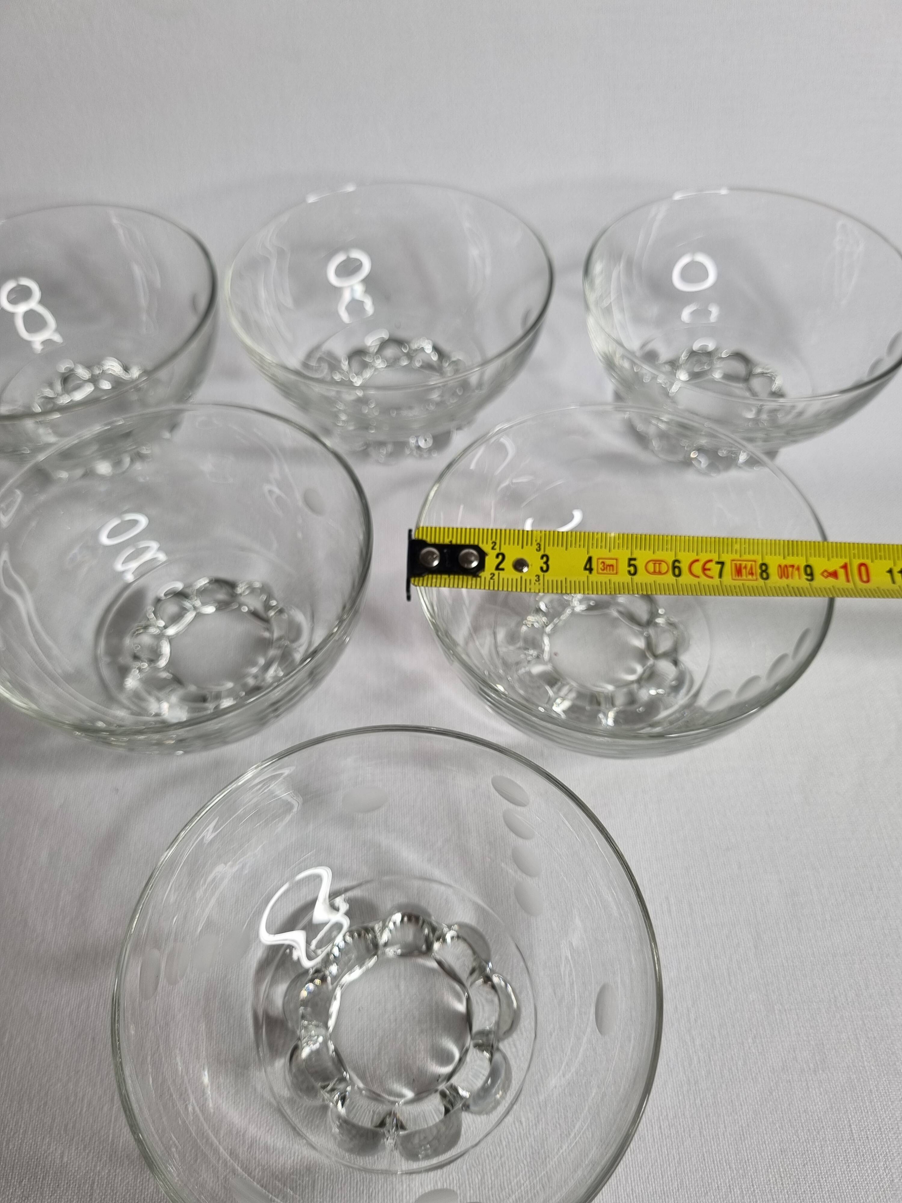 Set of six engraved crystal bowls in Art Deco style on spherical feet