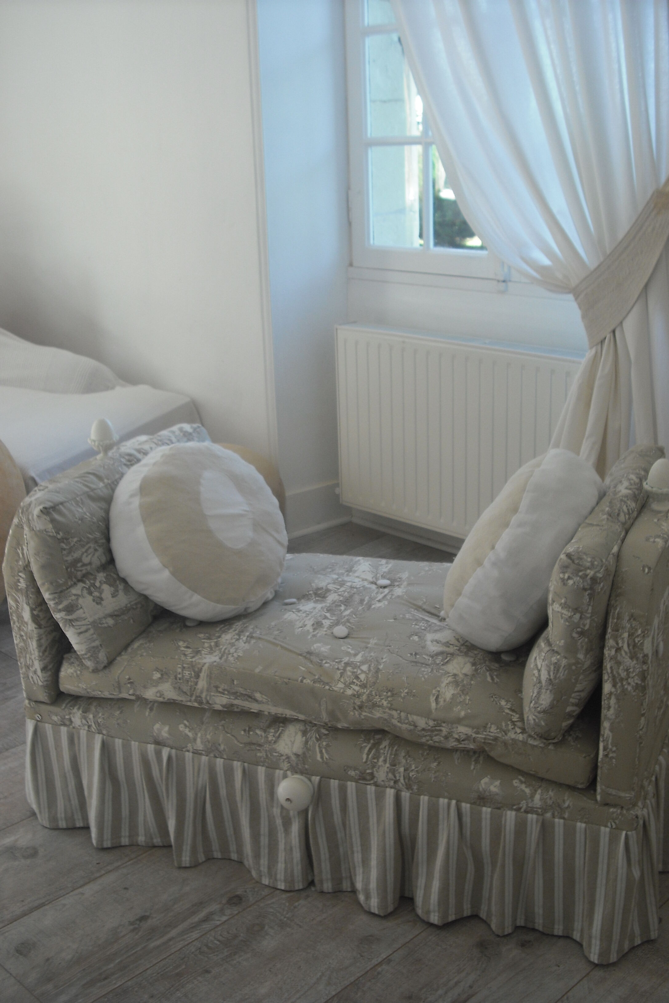 Bench bed on wheels 1 place