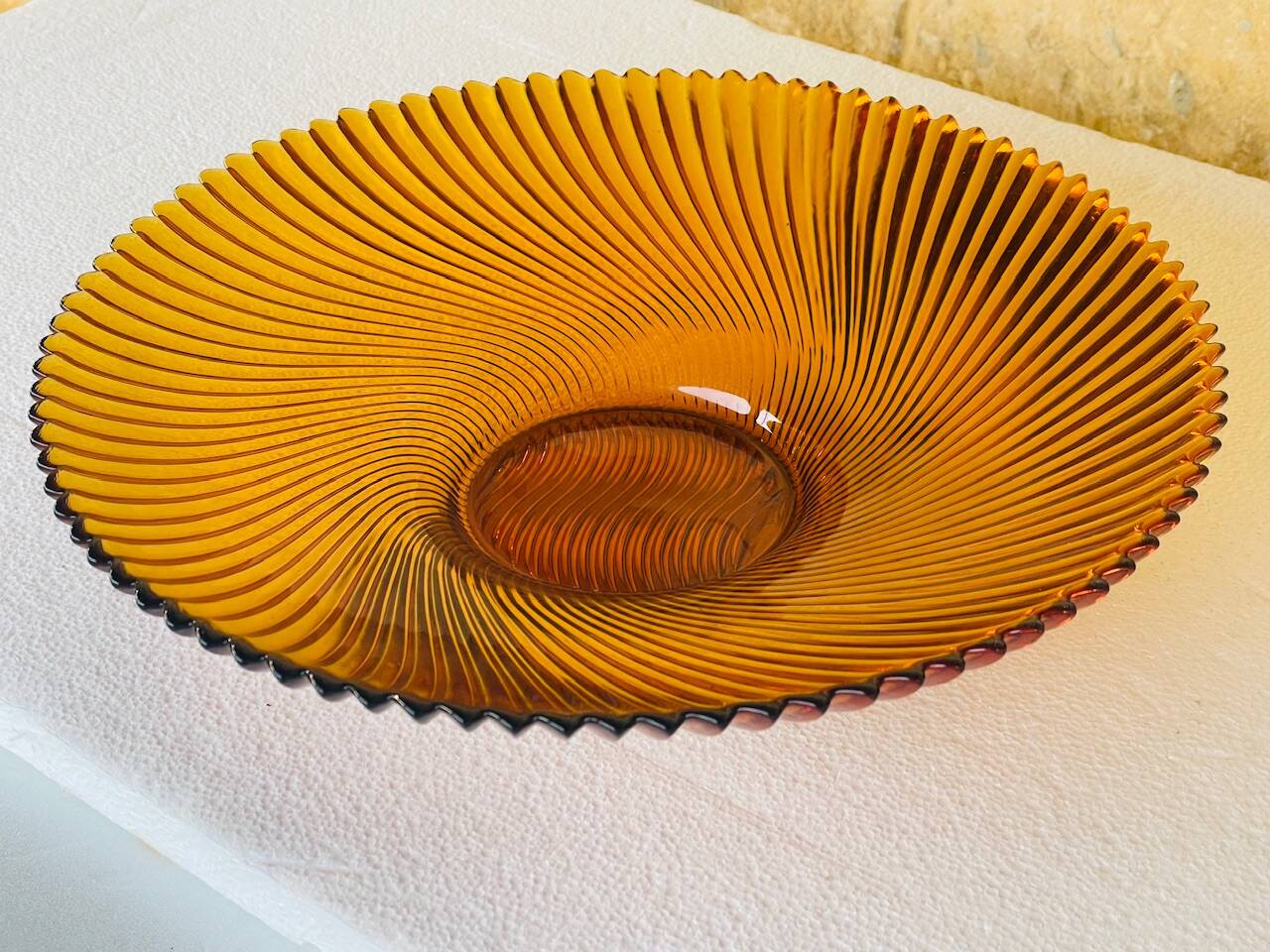 Coupe à fruits vintage en verre ambré ondulé, années 1970