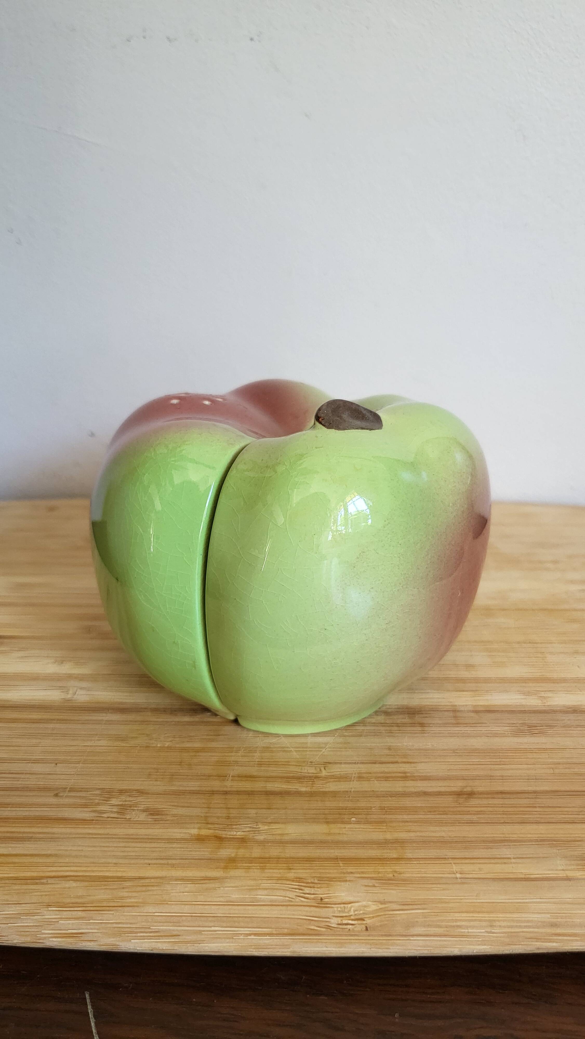 Salt and pepper apple service