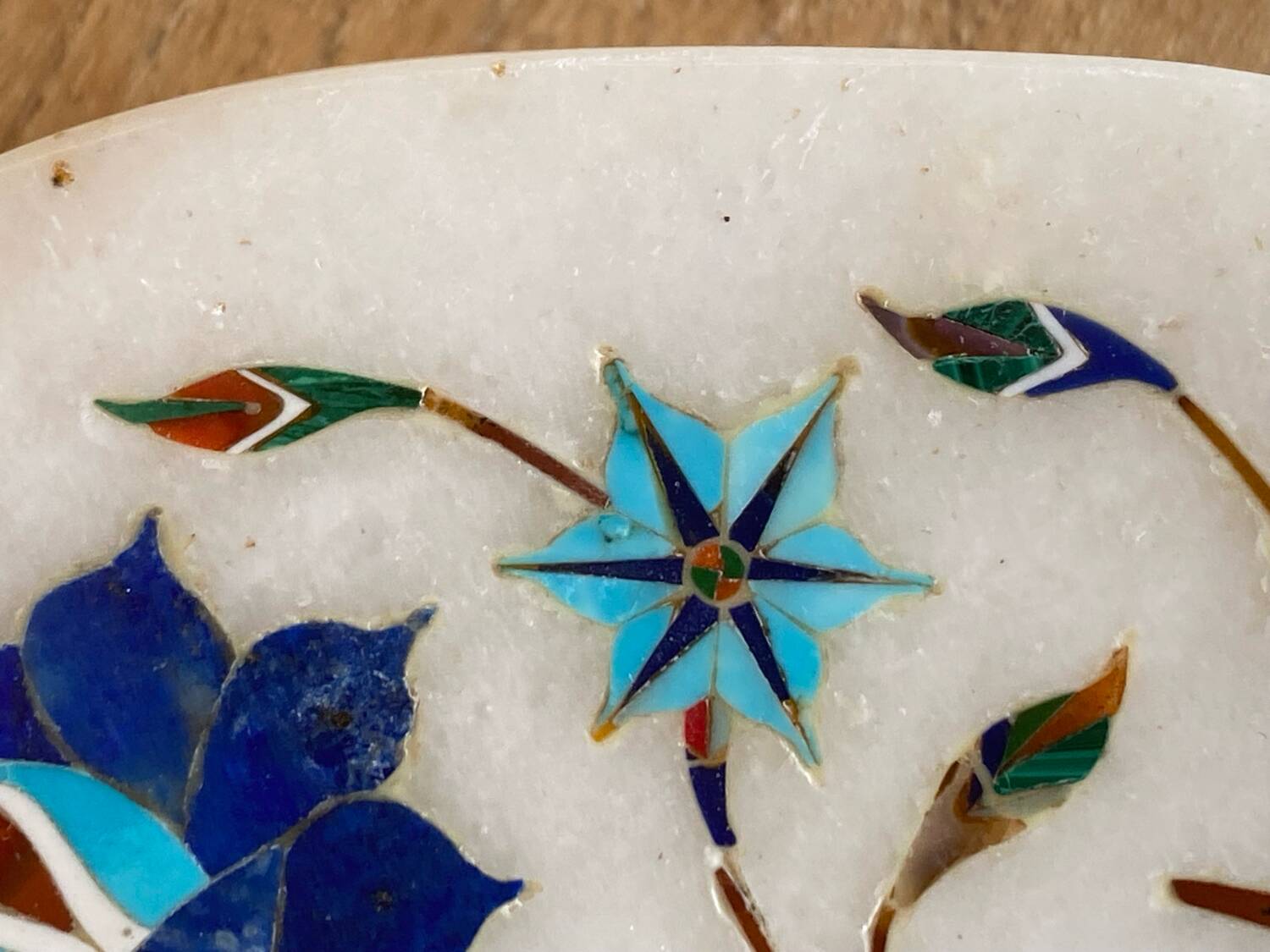 Boite en albâtre blanc décor floral incrusté