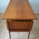 Bureau flottant en teck danois par l’artilleur Nielsen pour Tibergaard, années 1960.