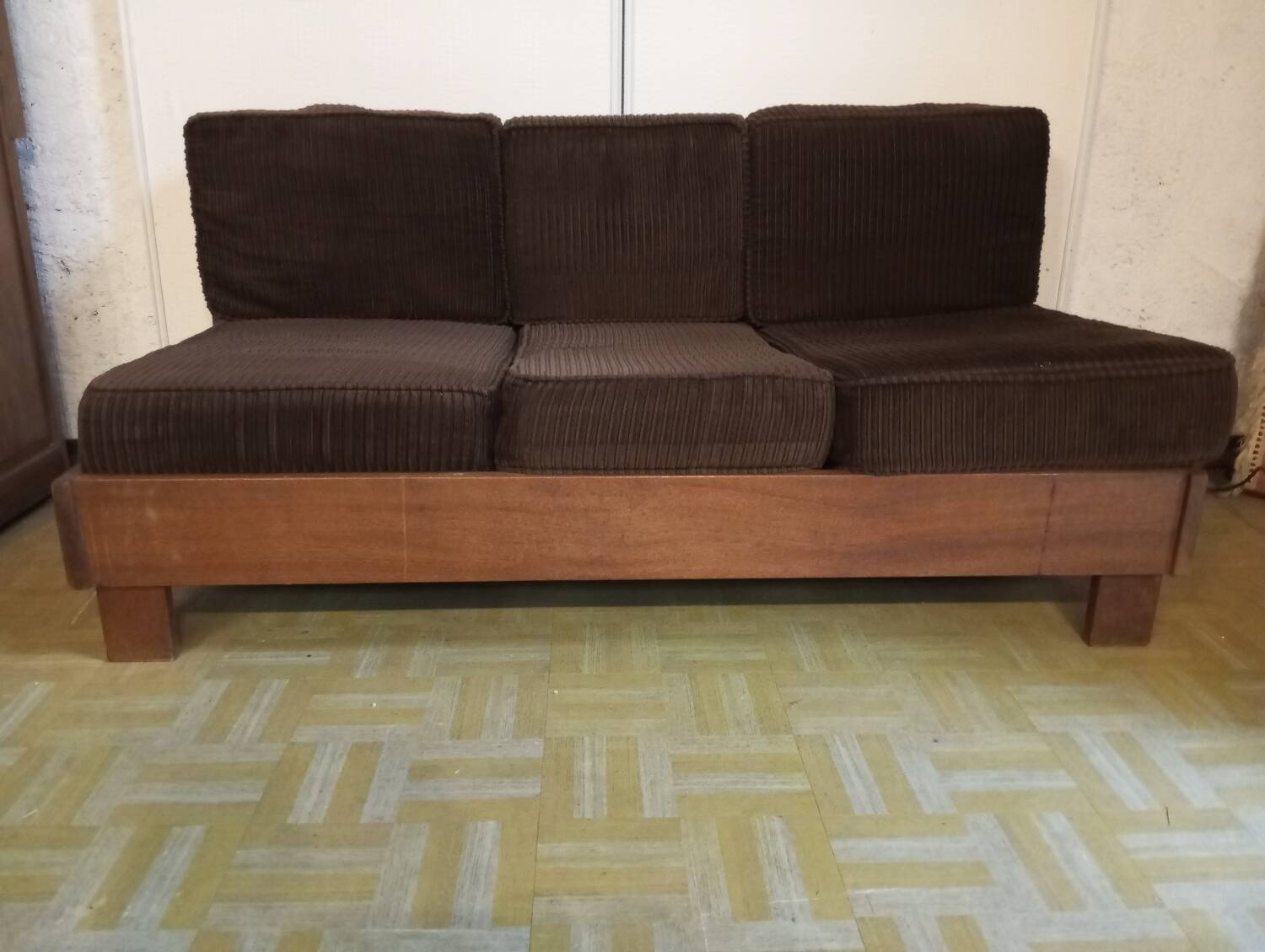 Vintage three-seater canapé in wood and velvet