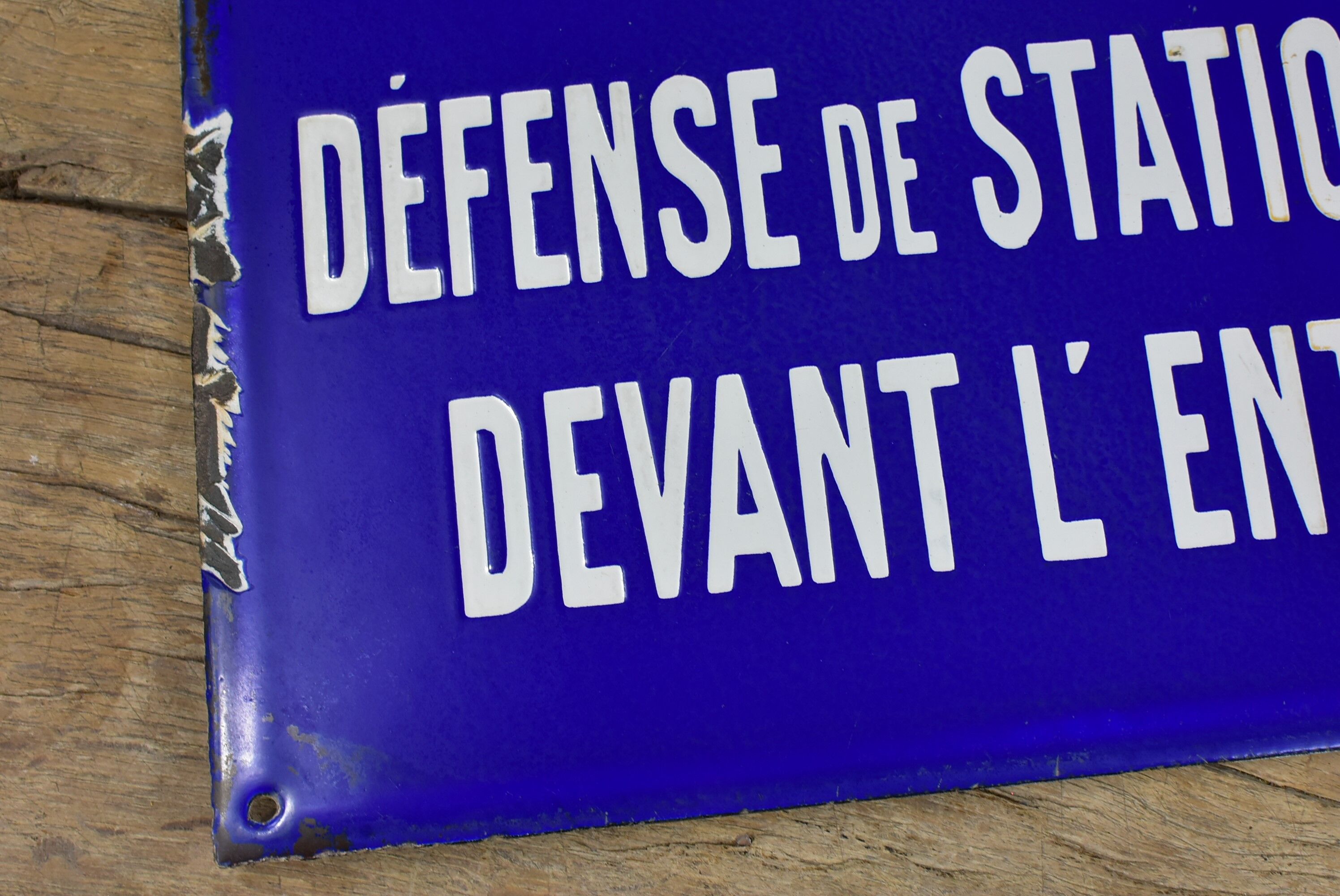 Enamelled plate, parking defense