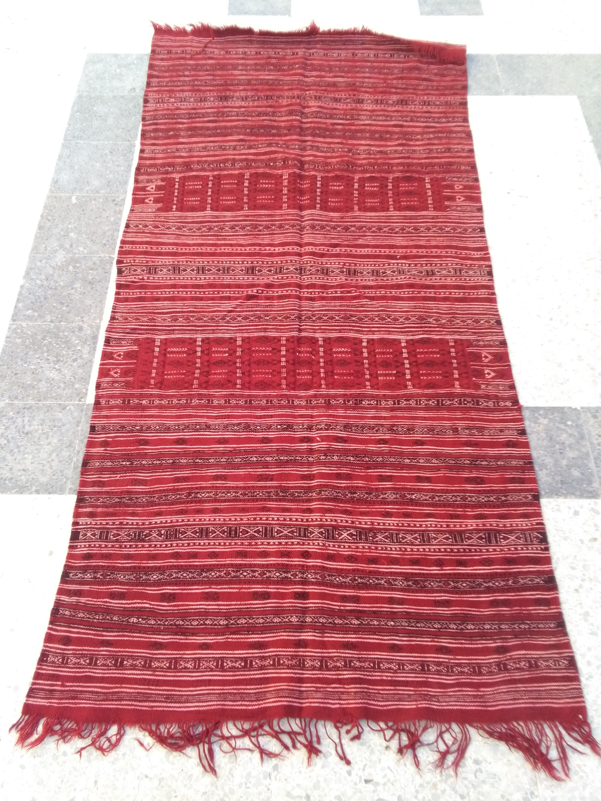 127 x 217 cm handmade Kilim rug in red and Black wool