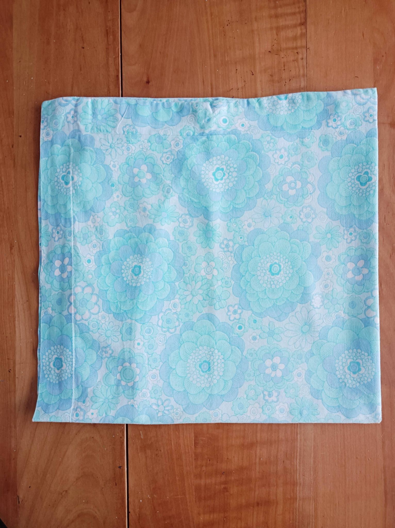 Taie d'oreiller à fleurs bleues, années 70