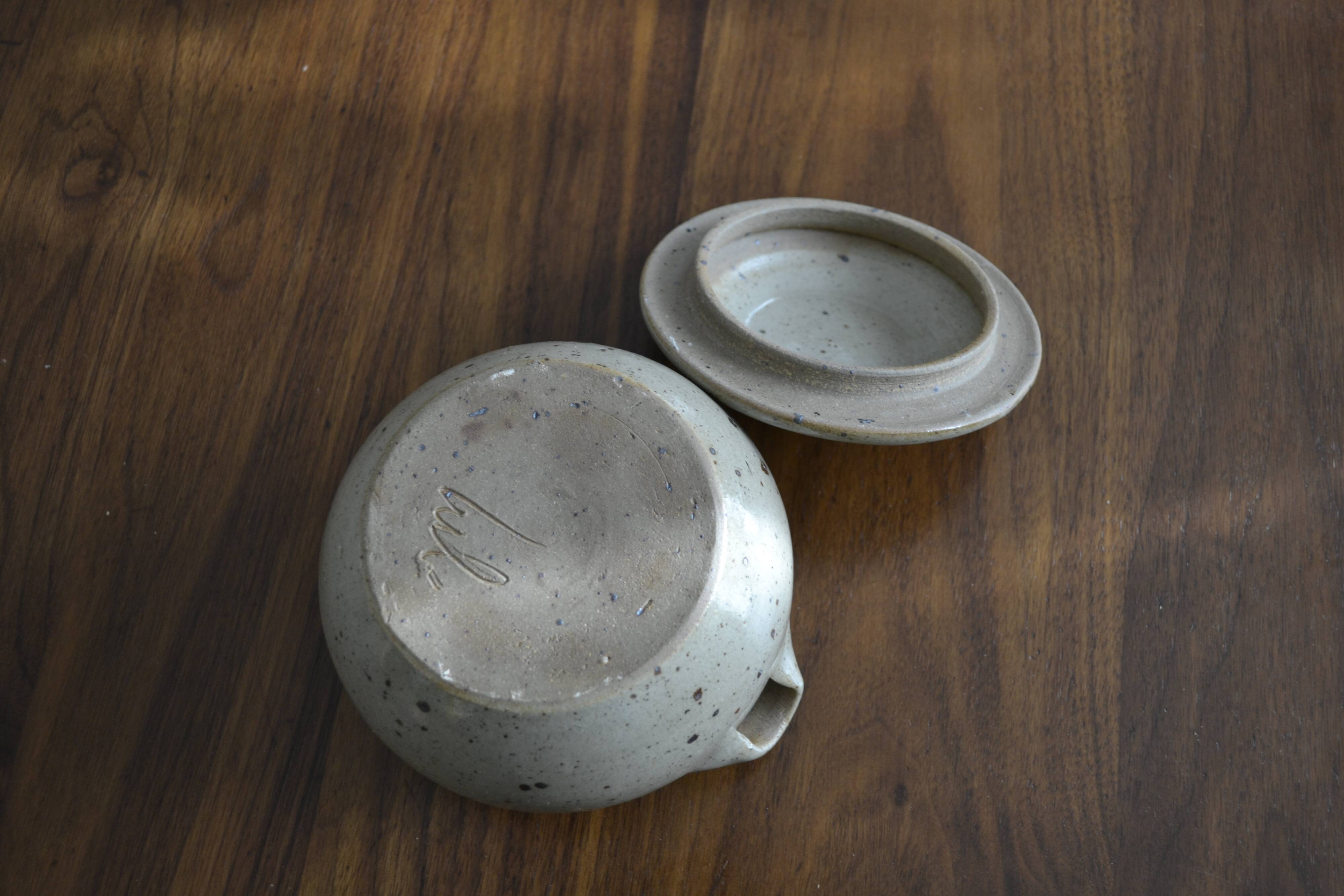 Pot en céramique à couvercle en grès