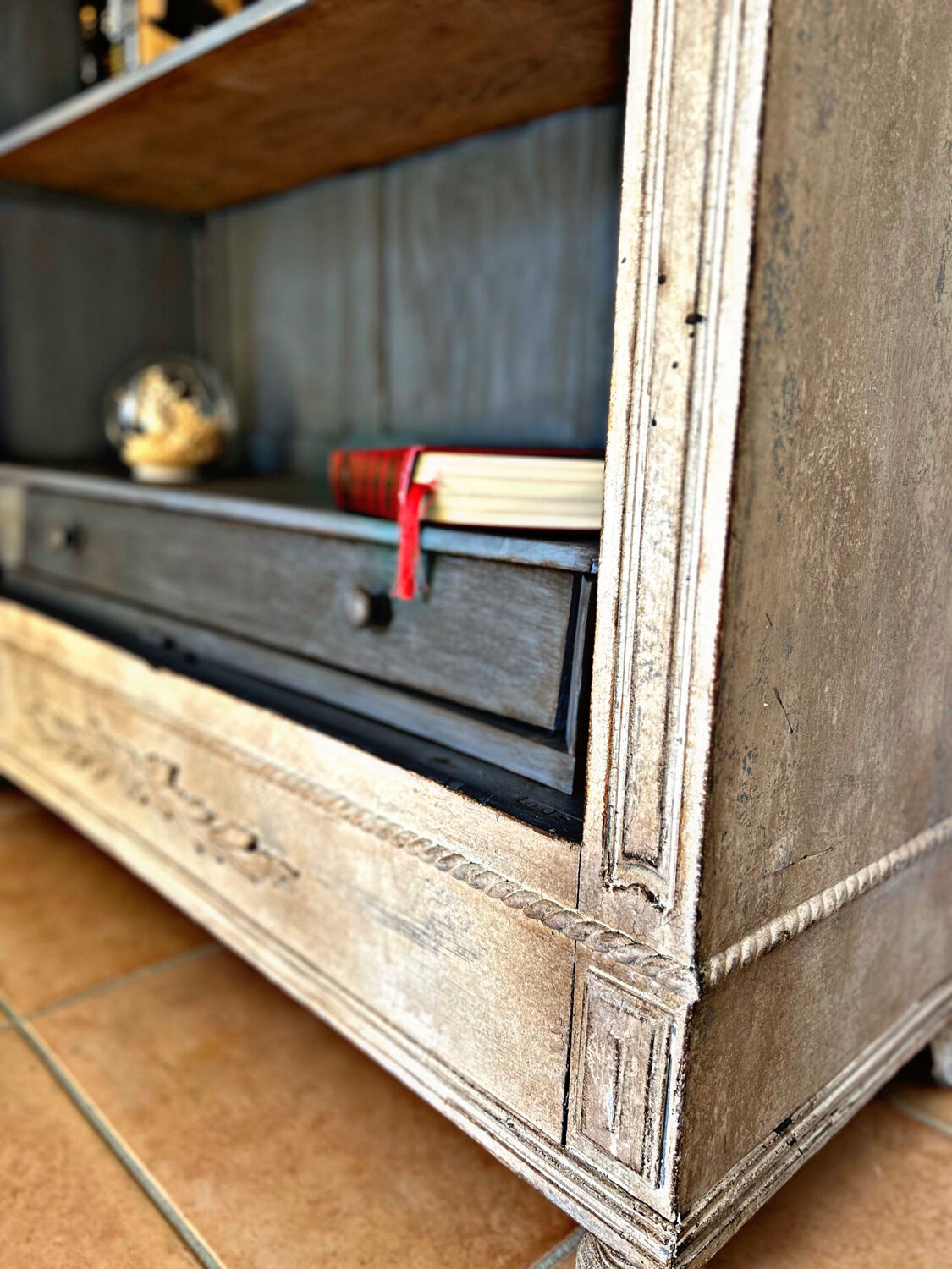 Superb patinated bonnetière in the Tuscan style