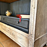 Superb patinated bonnetière in the Tuscan style