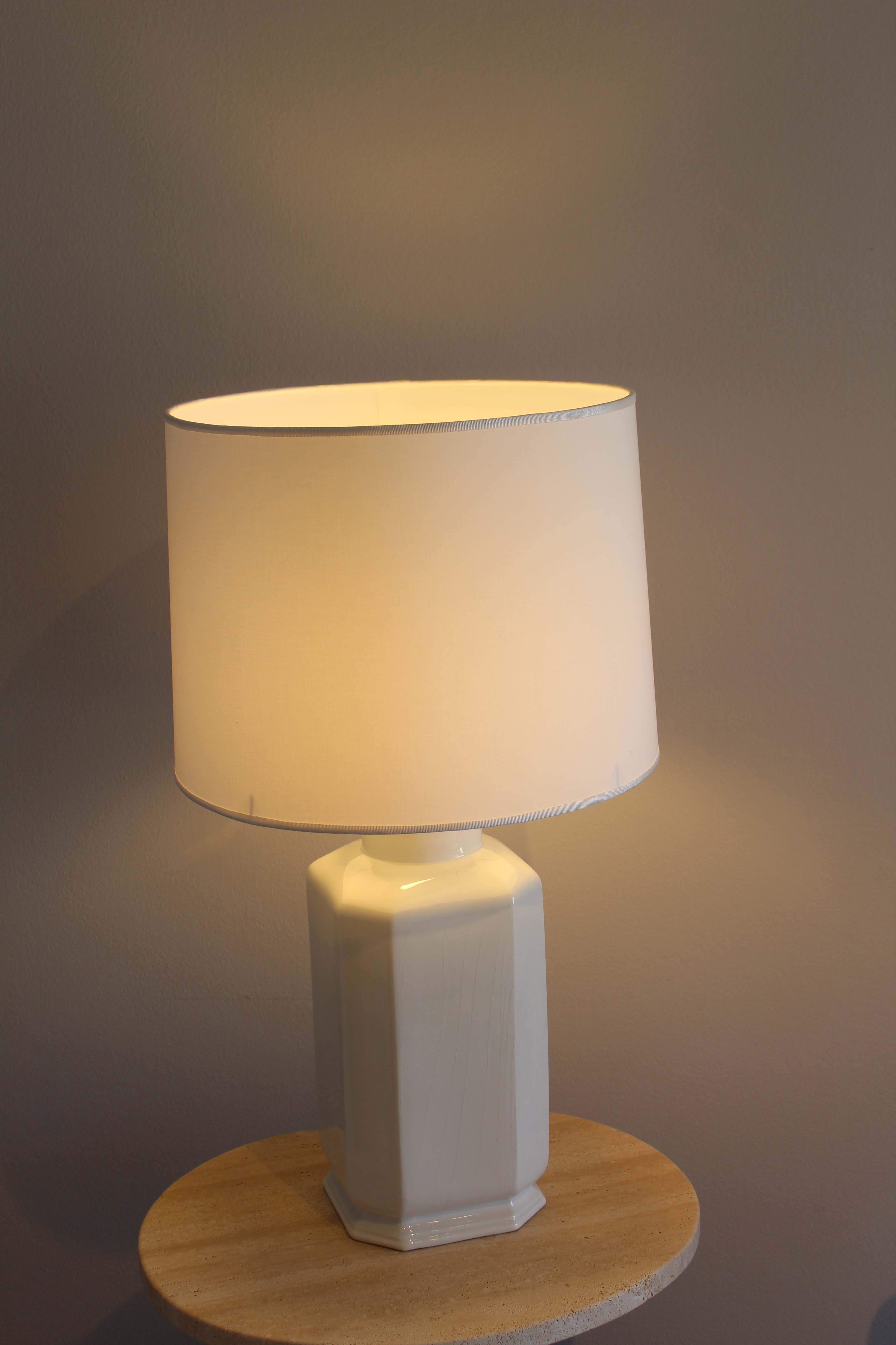 White lacquered ceramic table lamp, Italy 1970s