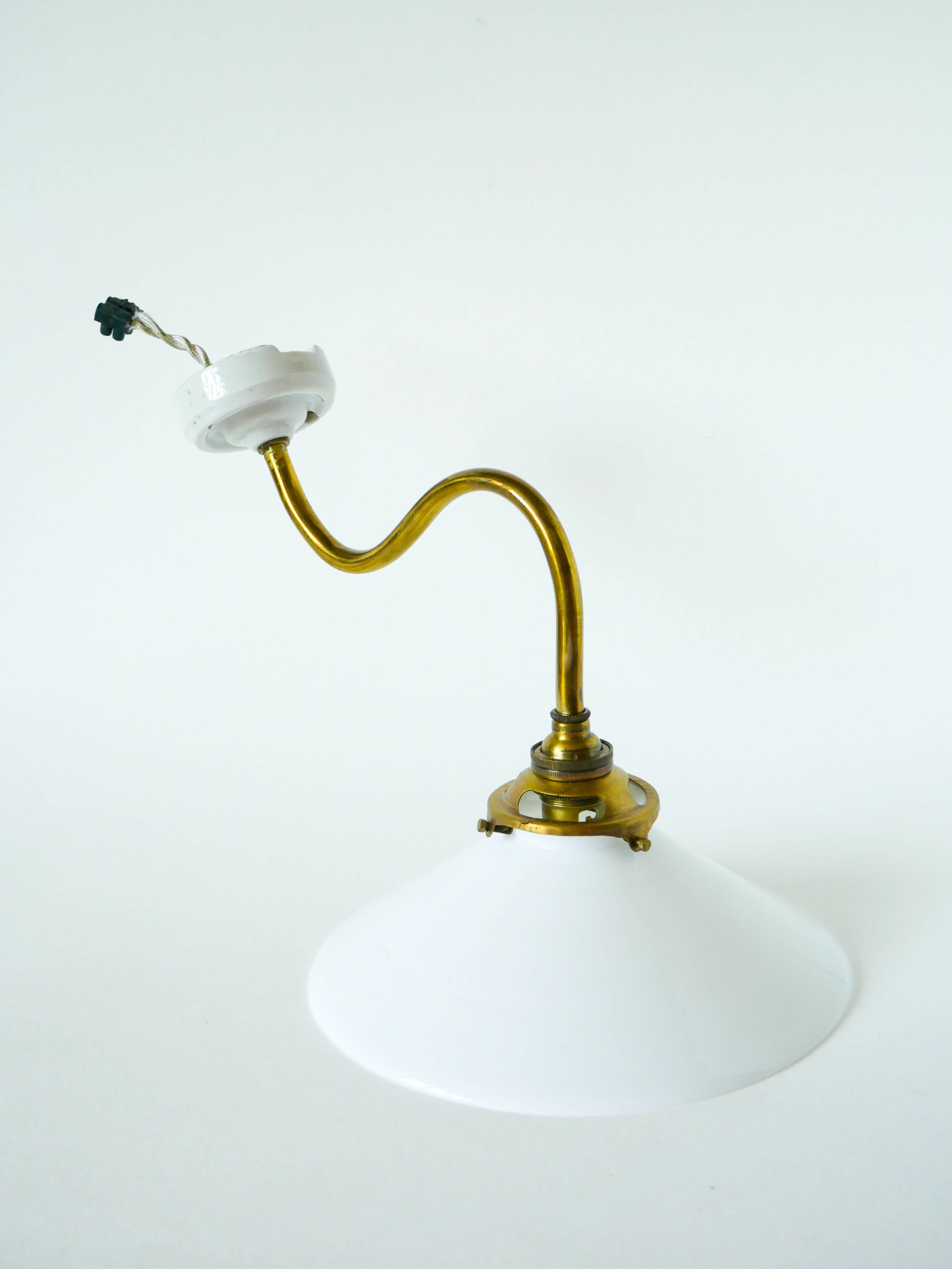 Swan neck wall light in smooth opaline and brass, early 20th century.