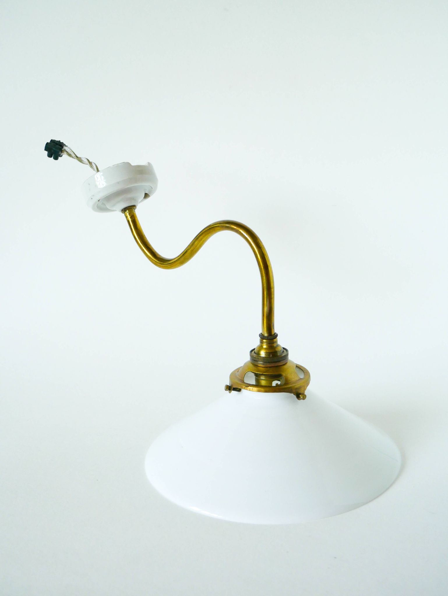 Swan neck wall light in smooth opaline and brass, early 20th century.