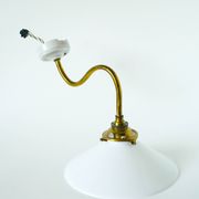 Swan neck wall light in smooth opaline and brass, early 20th century.