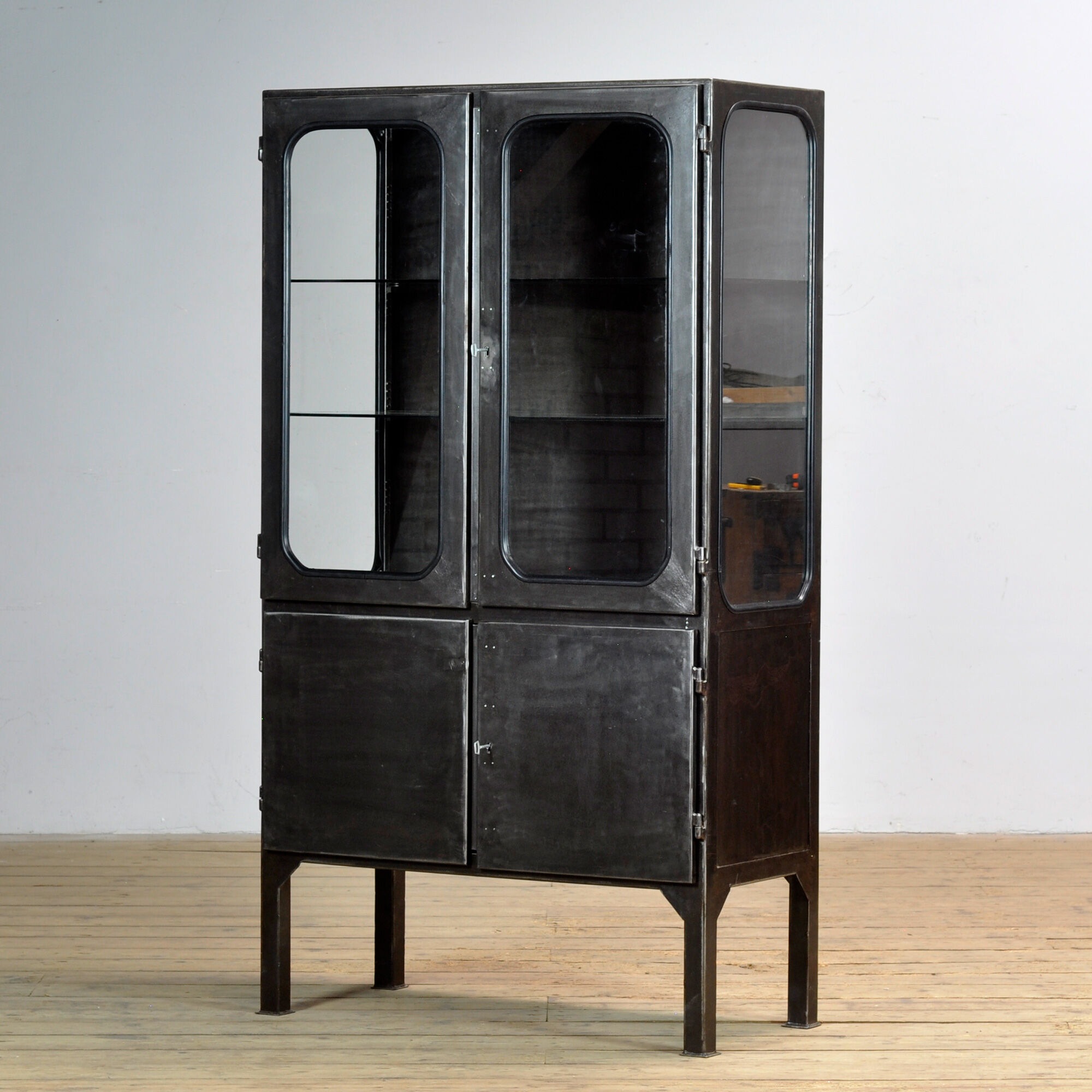 Cabinet médical vintage poli, années 1970