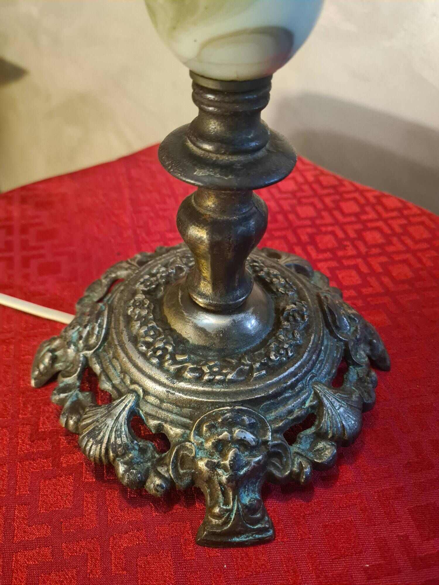 large bronze lamp from 1940 to 1950, glass globes 60x24, electrical in working order with pull switch
