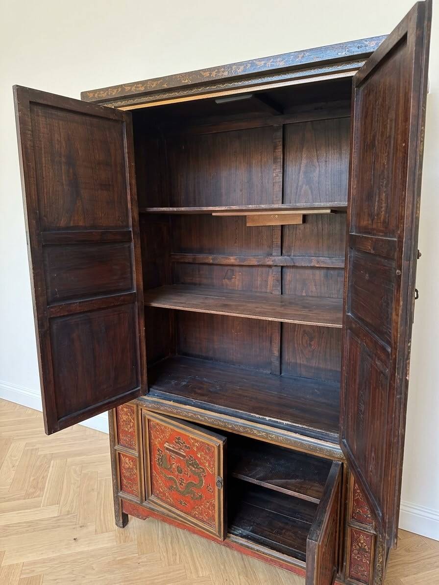 Meuble asiatique traditionnel rouge