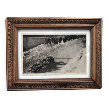 Cadre en bois sculpté et image ancienne « Bobsleigh à Leysin »