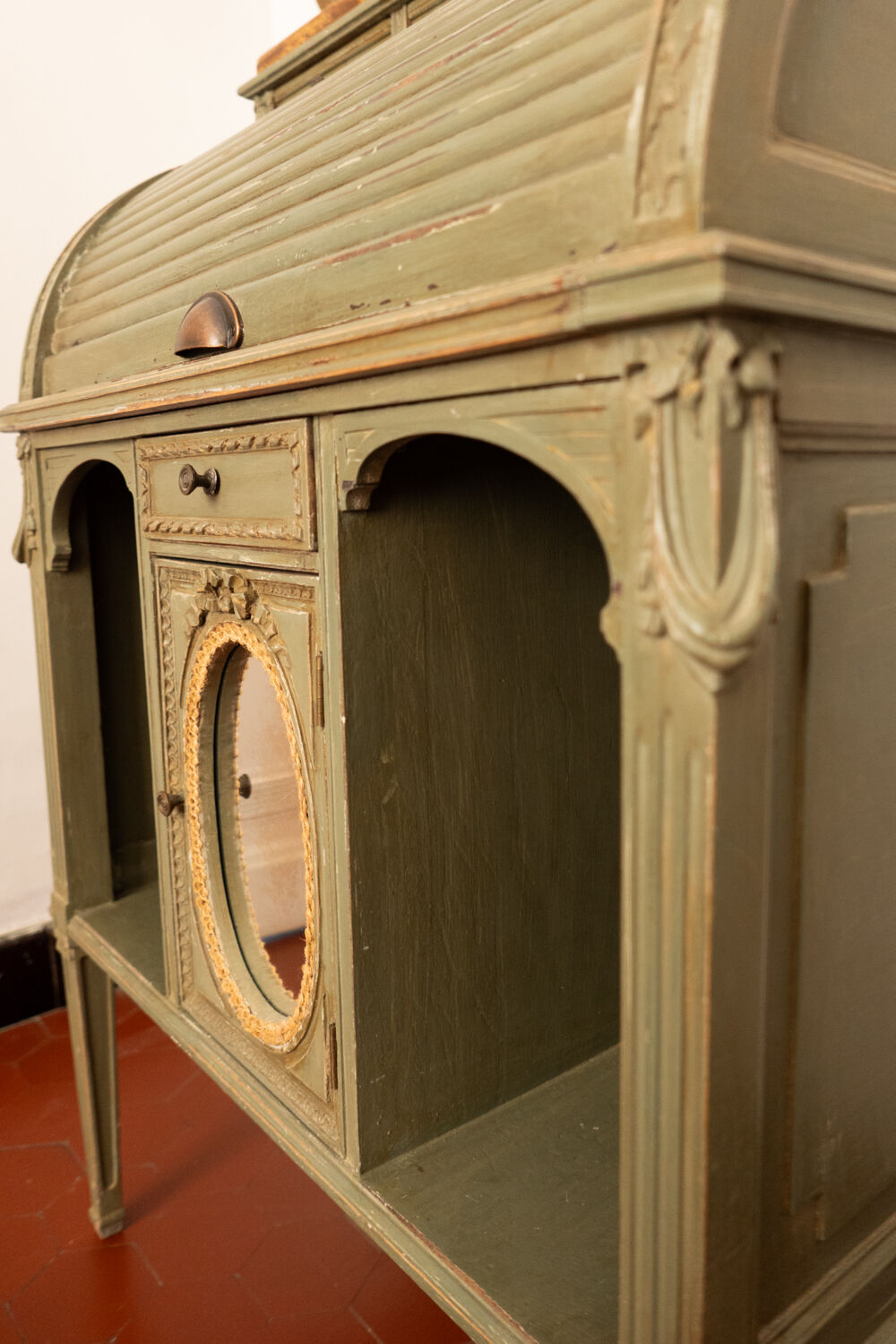 Secretary desk happiness of the day with a cylinder.