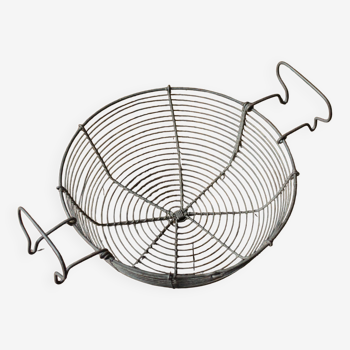 Wire fryer basket with diversion handle