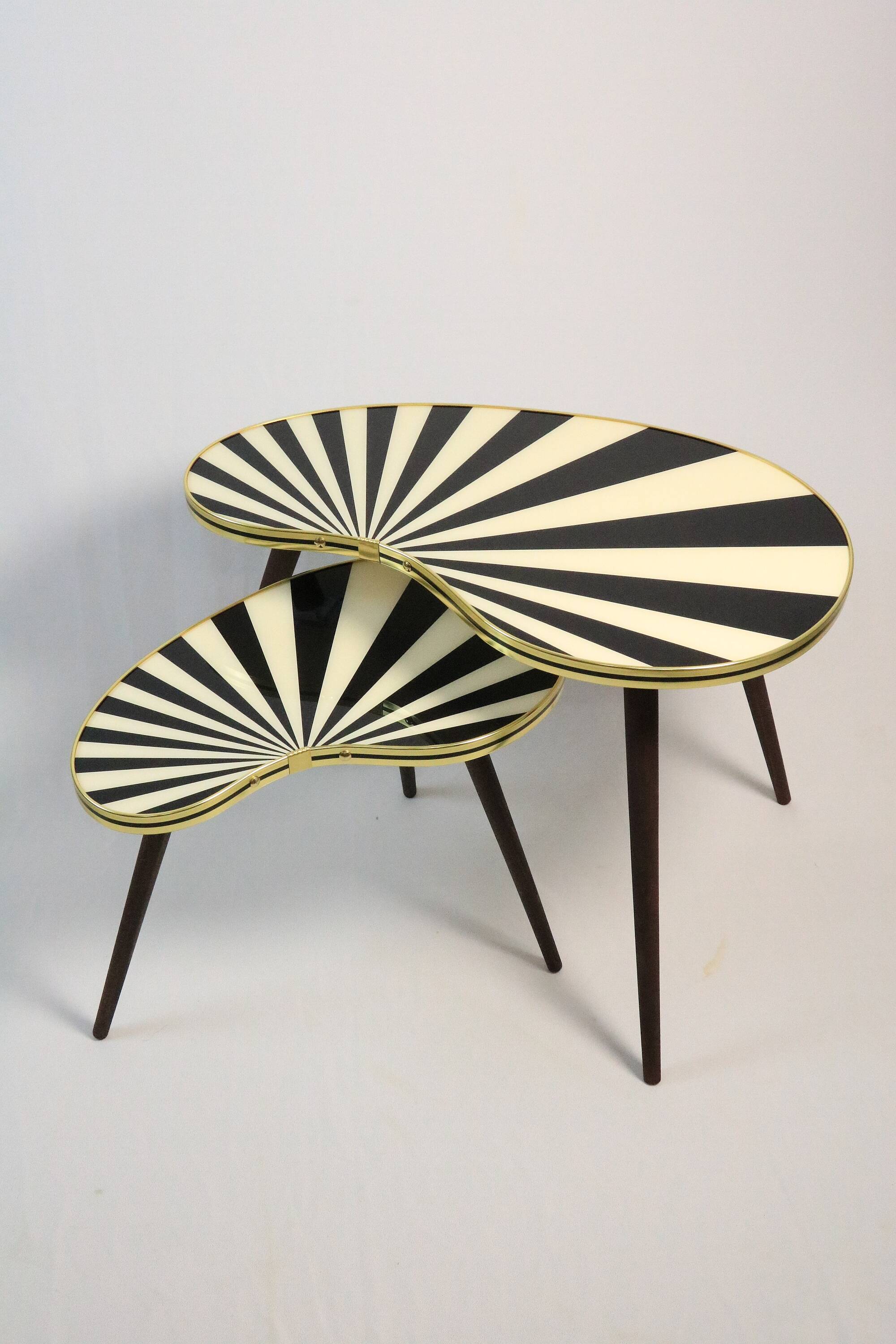 Small side table, kidney-shaped, black and white stripes, 3 elegant legs, 50s style