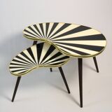Petite table d'appoint, en forme de rein, rayures noir-blanc, 3 pieds élégants, style années 50