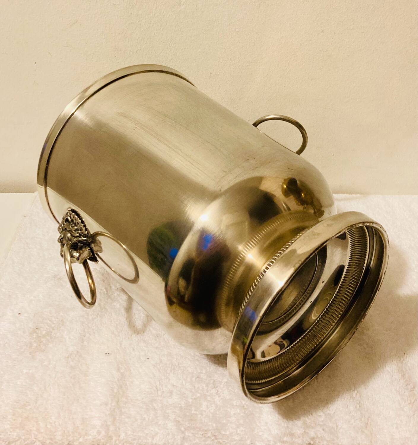 Silver-plated champagne bucket with lion heads from the 20th century, stamped.