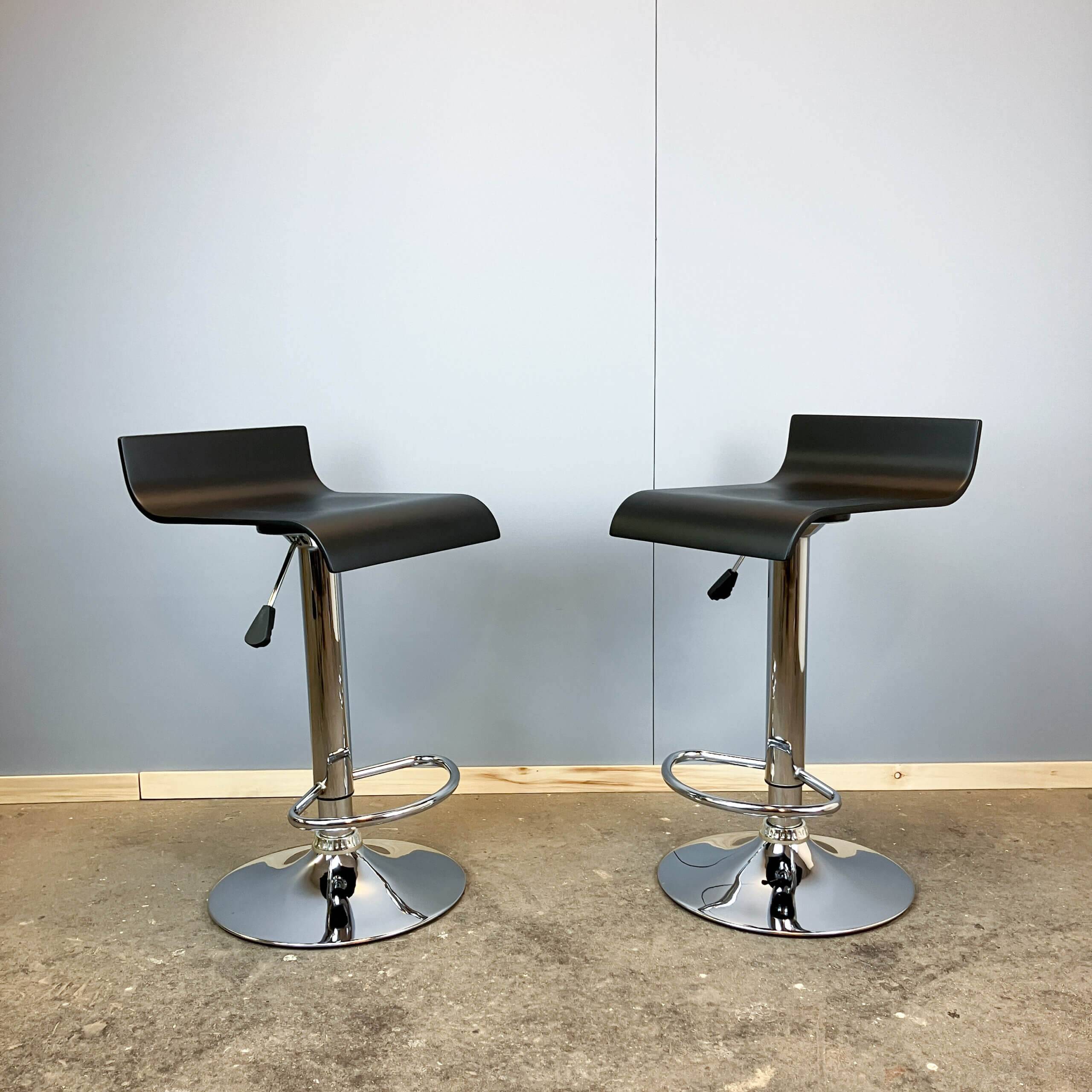 Deux tabourets de bar réglables en hauteur, chromés et en contreplaqué cintré, années 70, vintage