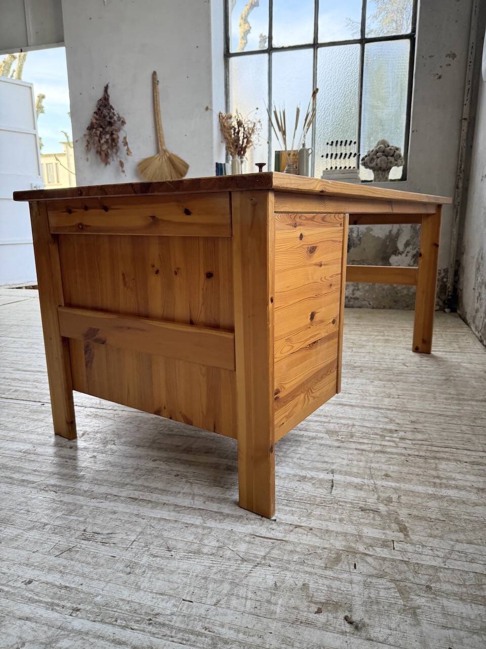 Bureau pin suédois style aperldoon 1970