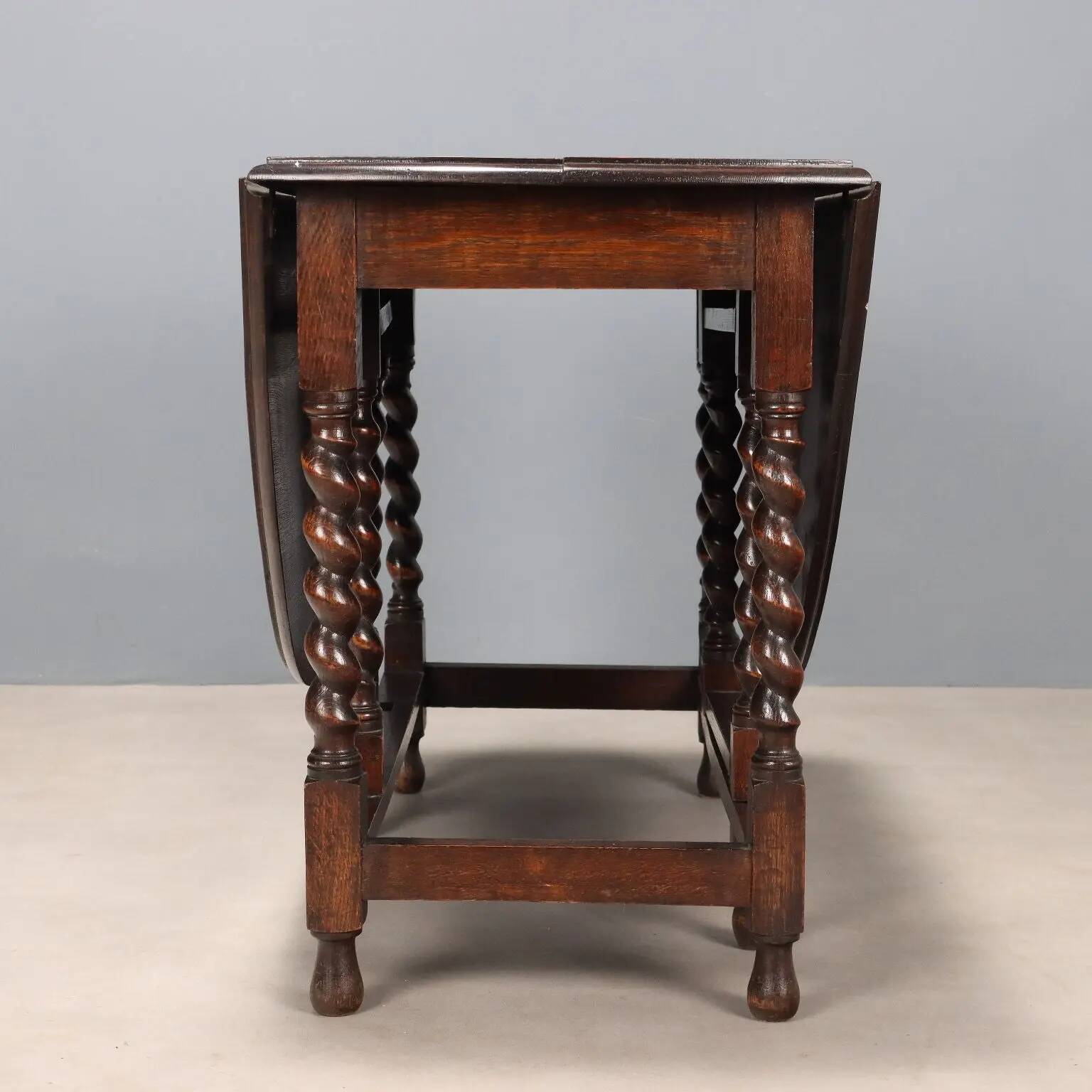 Petite table ancienne en chêne teinté noyer, Angleterre, XIXe siècle