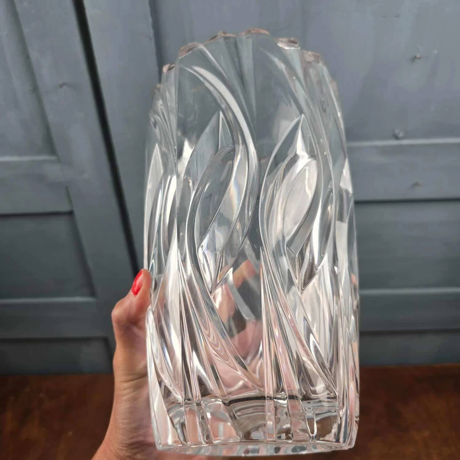 Grand vase vintage en verre moulé transparent