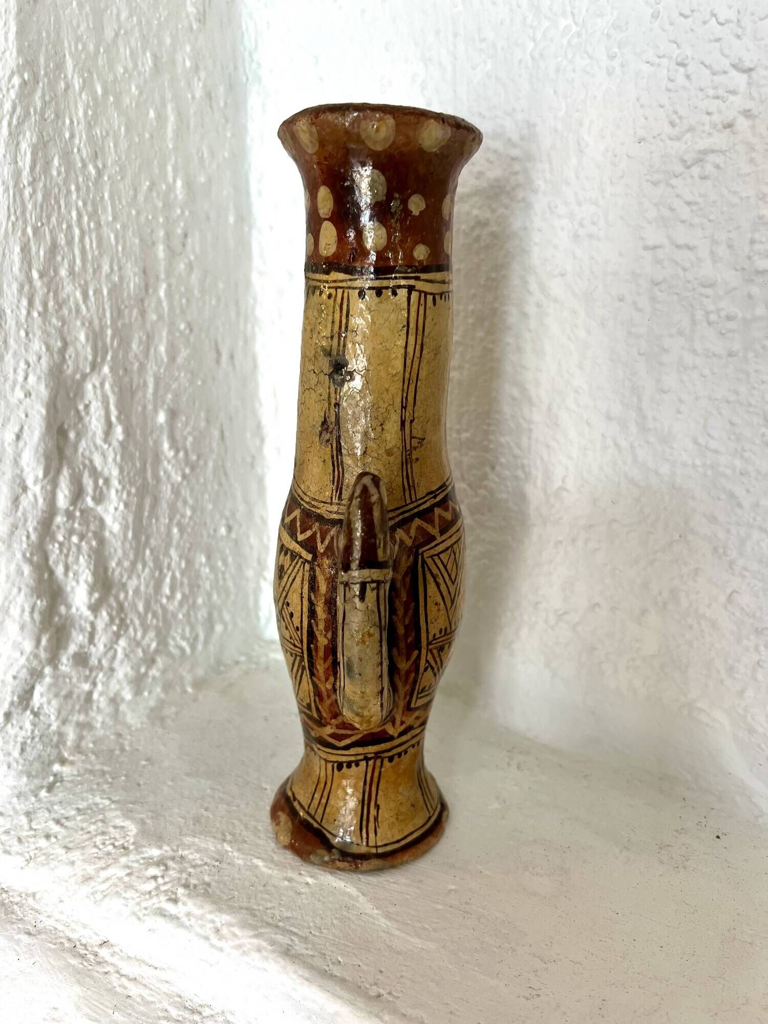 Ancien vase en poterie berbère traditionnelle kabyle