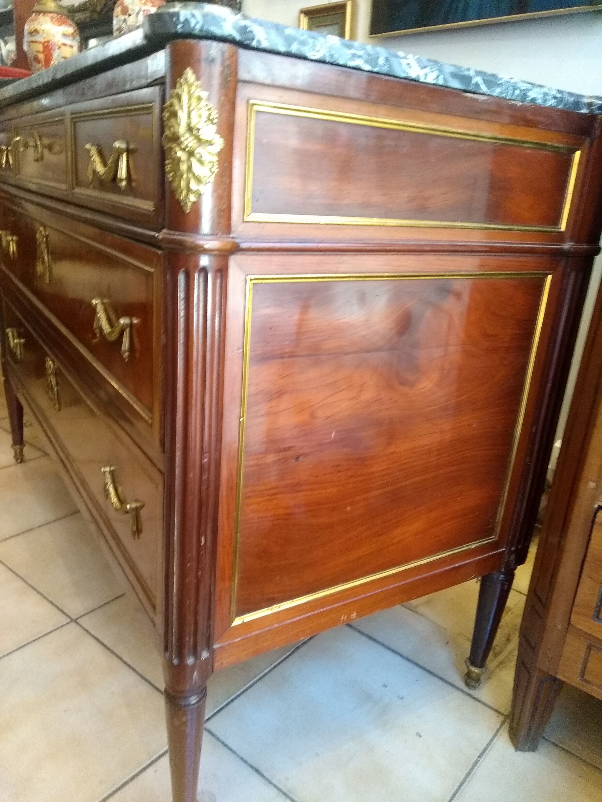 Commode Louis XVI estampillée Bircklé acajou moucheté