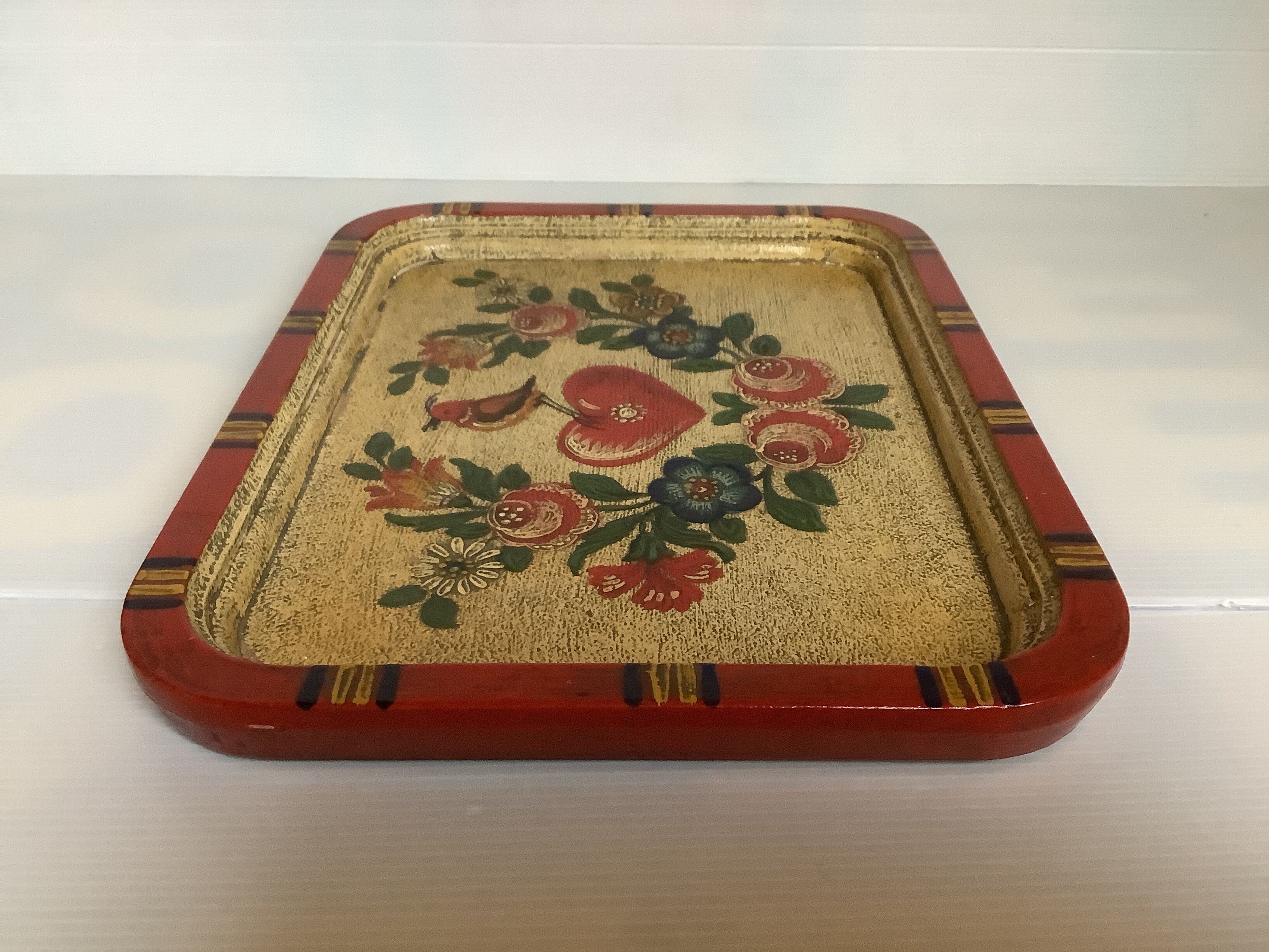 Plateau russe peint en relief