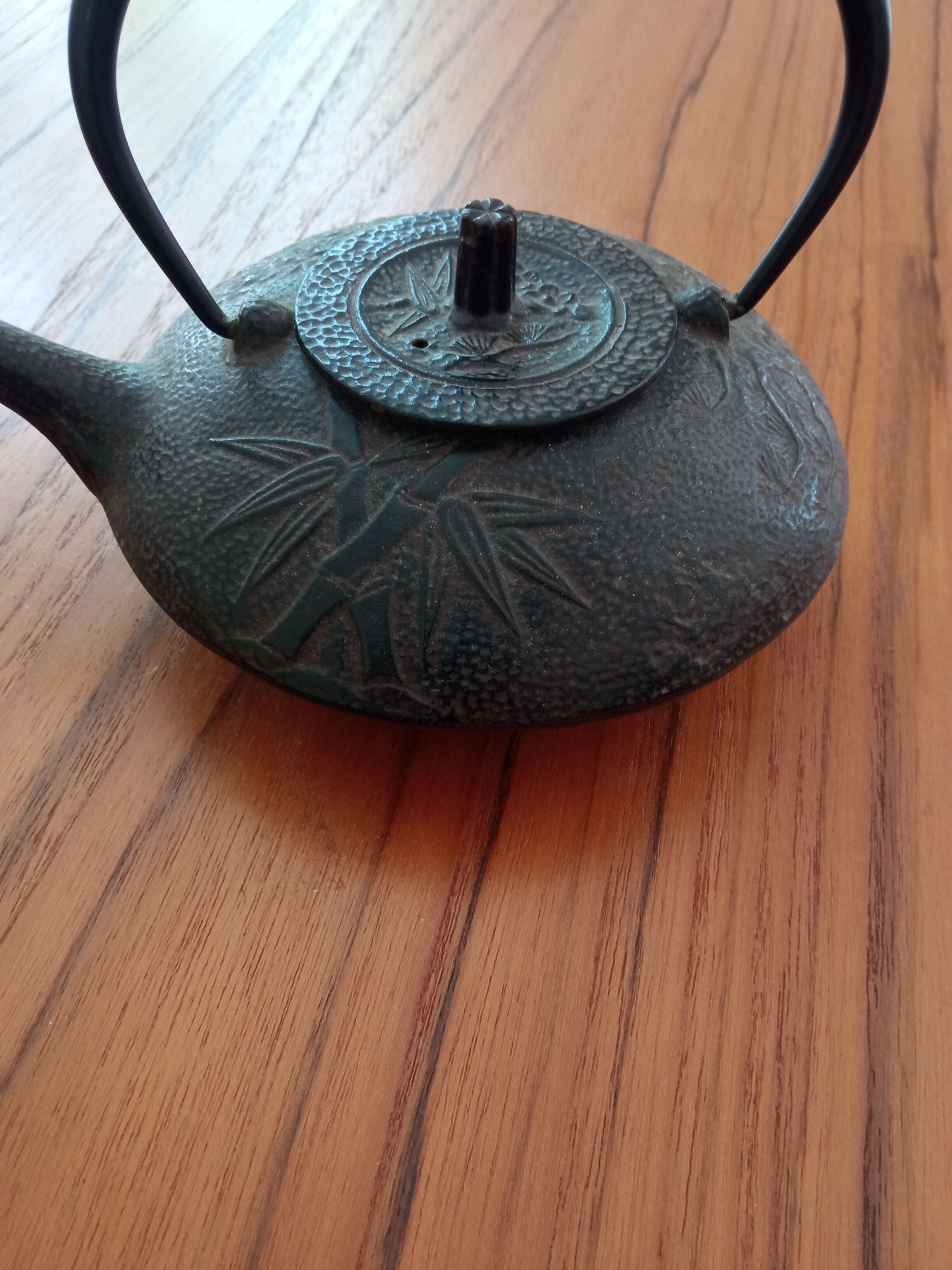 Théière japonaise en fonte tasses et soucoupes