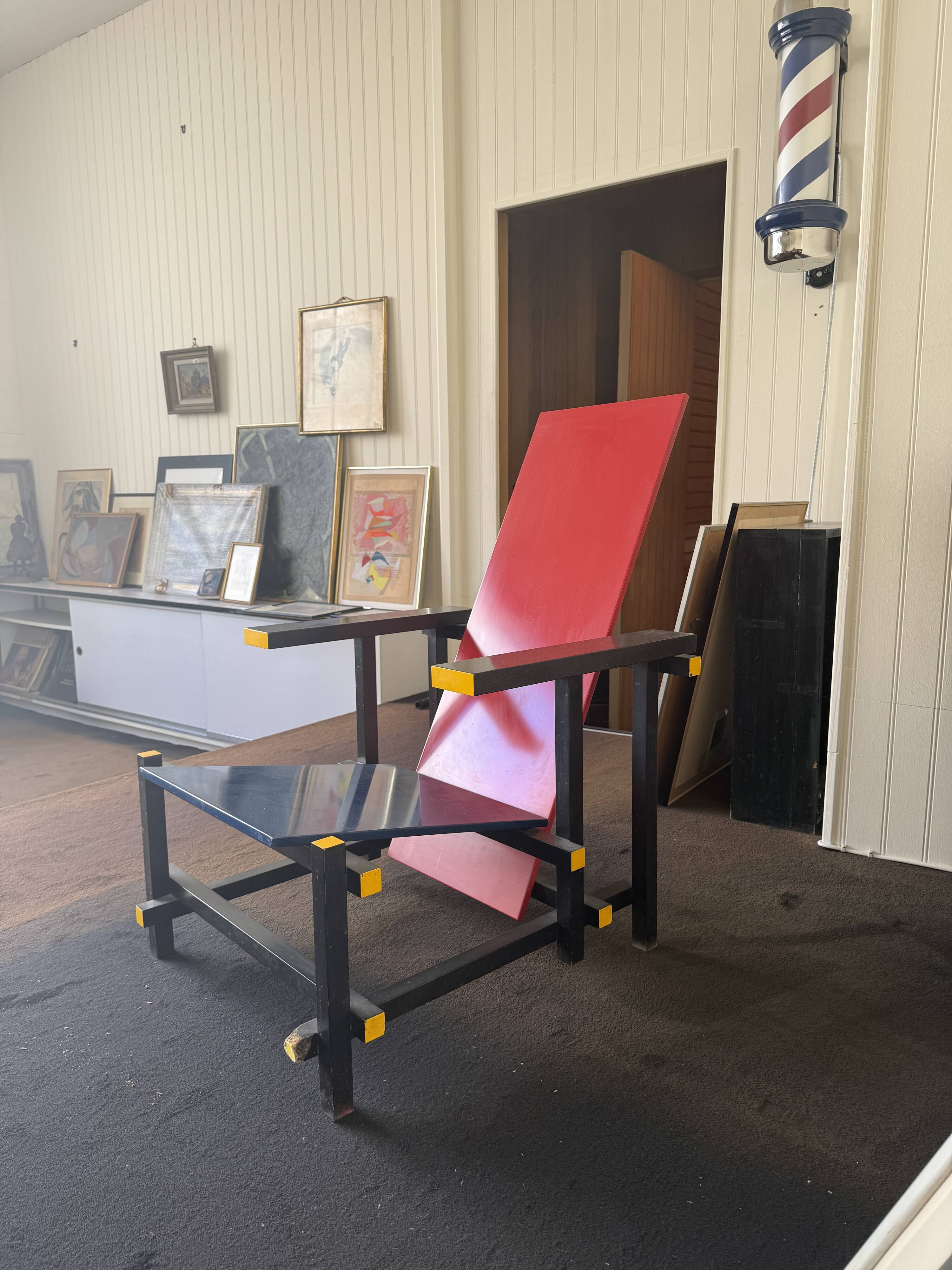 Cassina armchair in Rietveld style – Italian design from the 1980s.