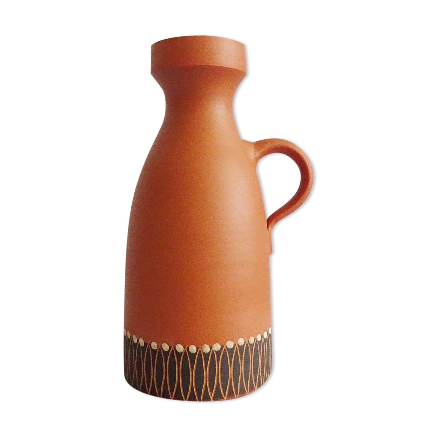 Vase en terre cuite au décor incisé, peint à la main