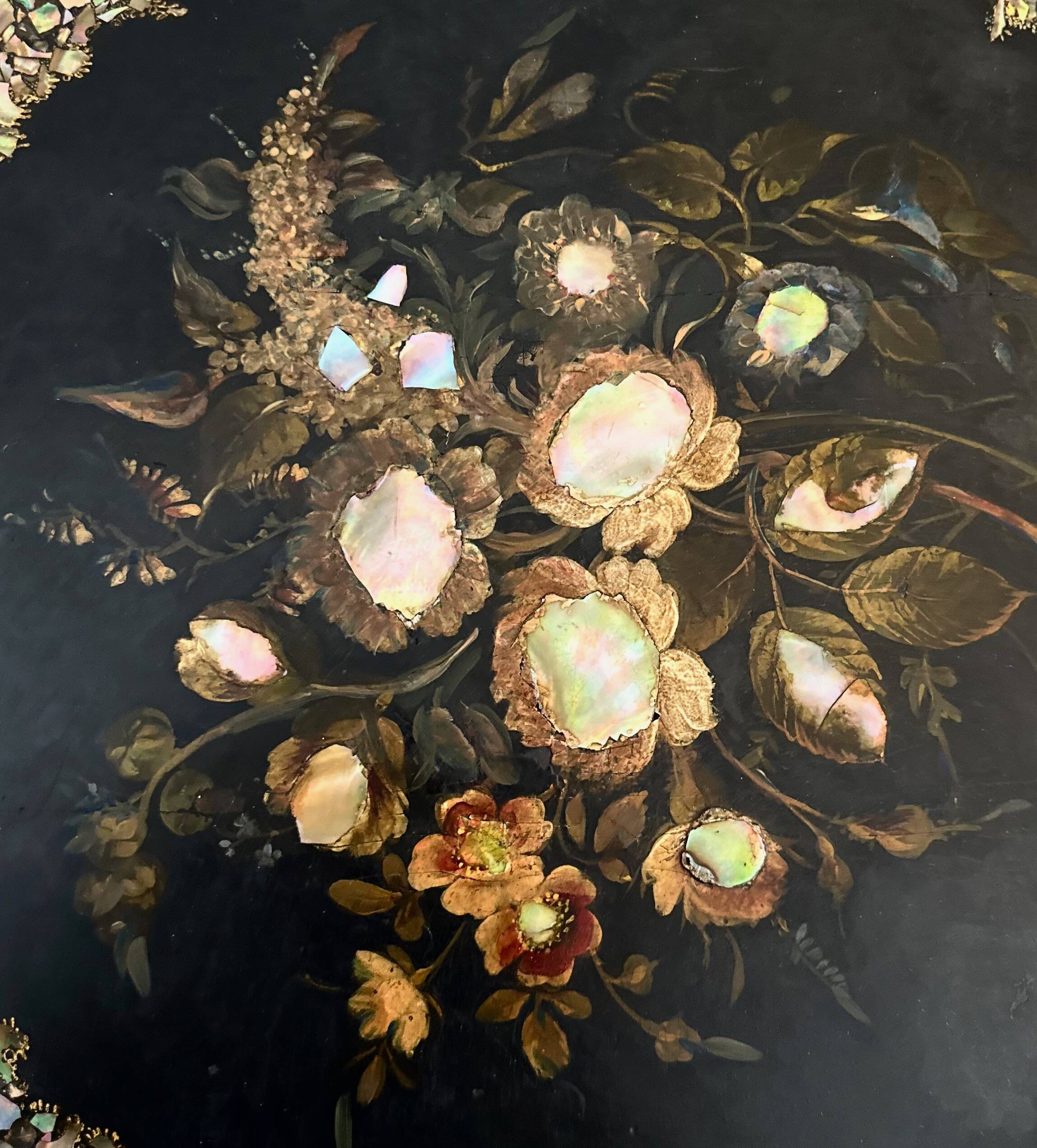 Blackened wooden pedestal table from the 19th century Napoleon III burgundy, decorated with mother-of-pearl