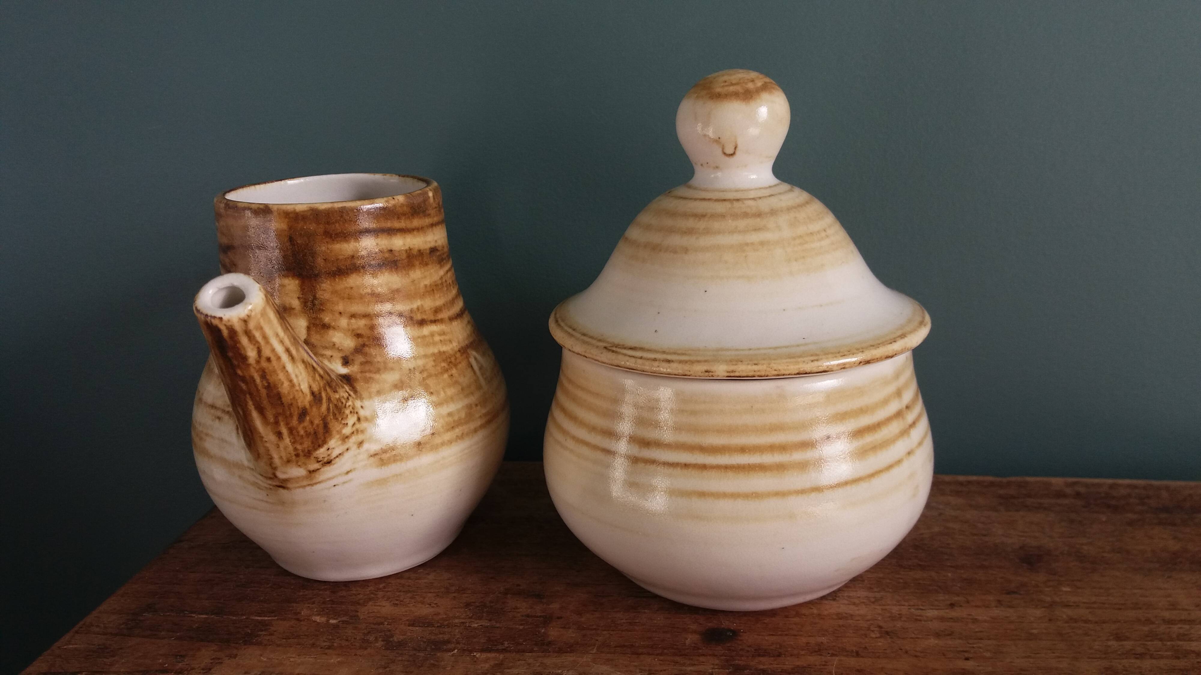 Sugar bowl and milk jug in Longchamp earthenware.