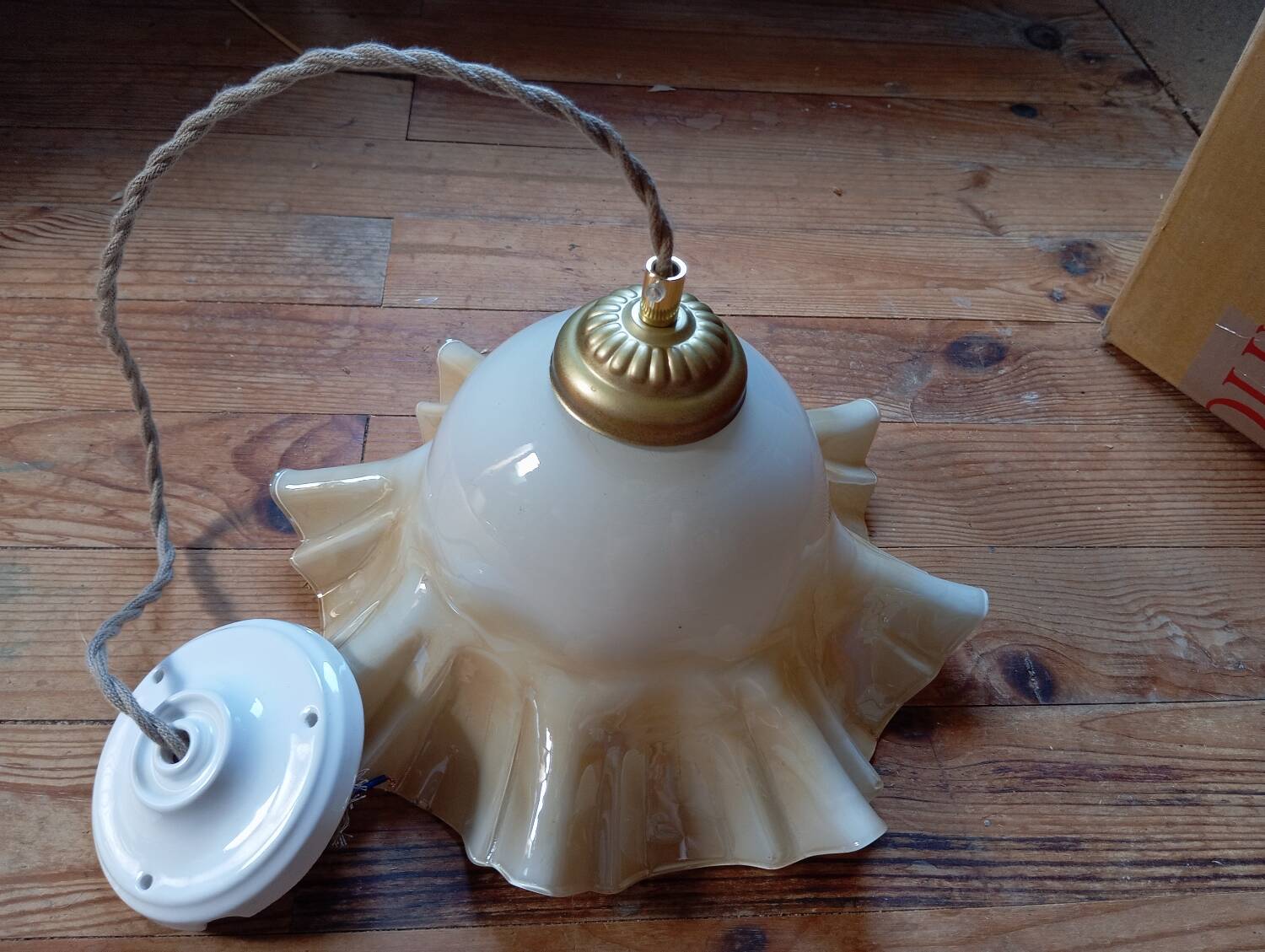 Suspension opaline à volants couleur vanille caramel 1950/60