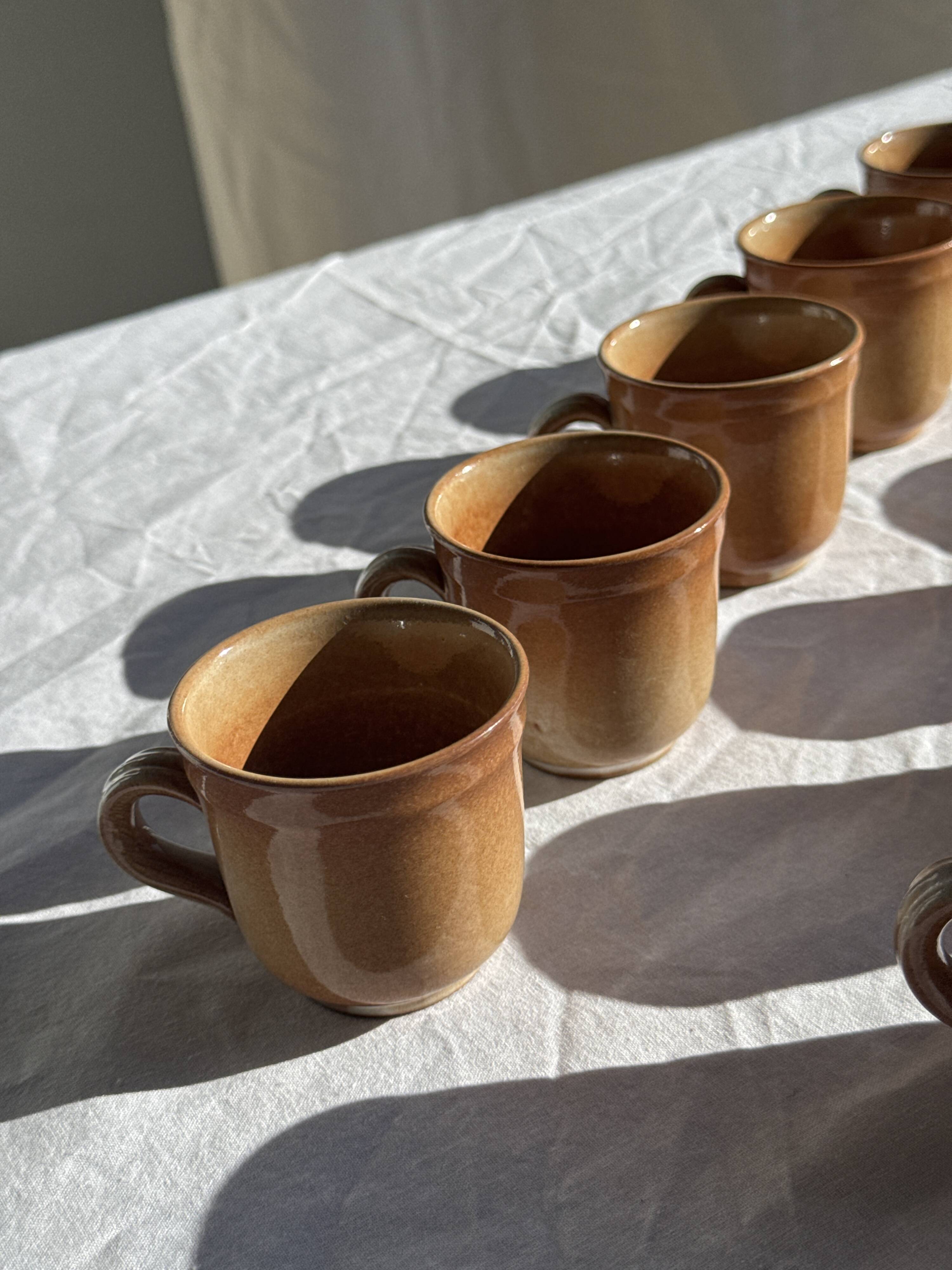 Lot de 11 tasses à café en grès à anse