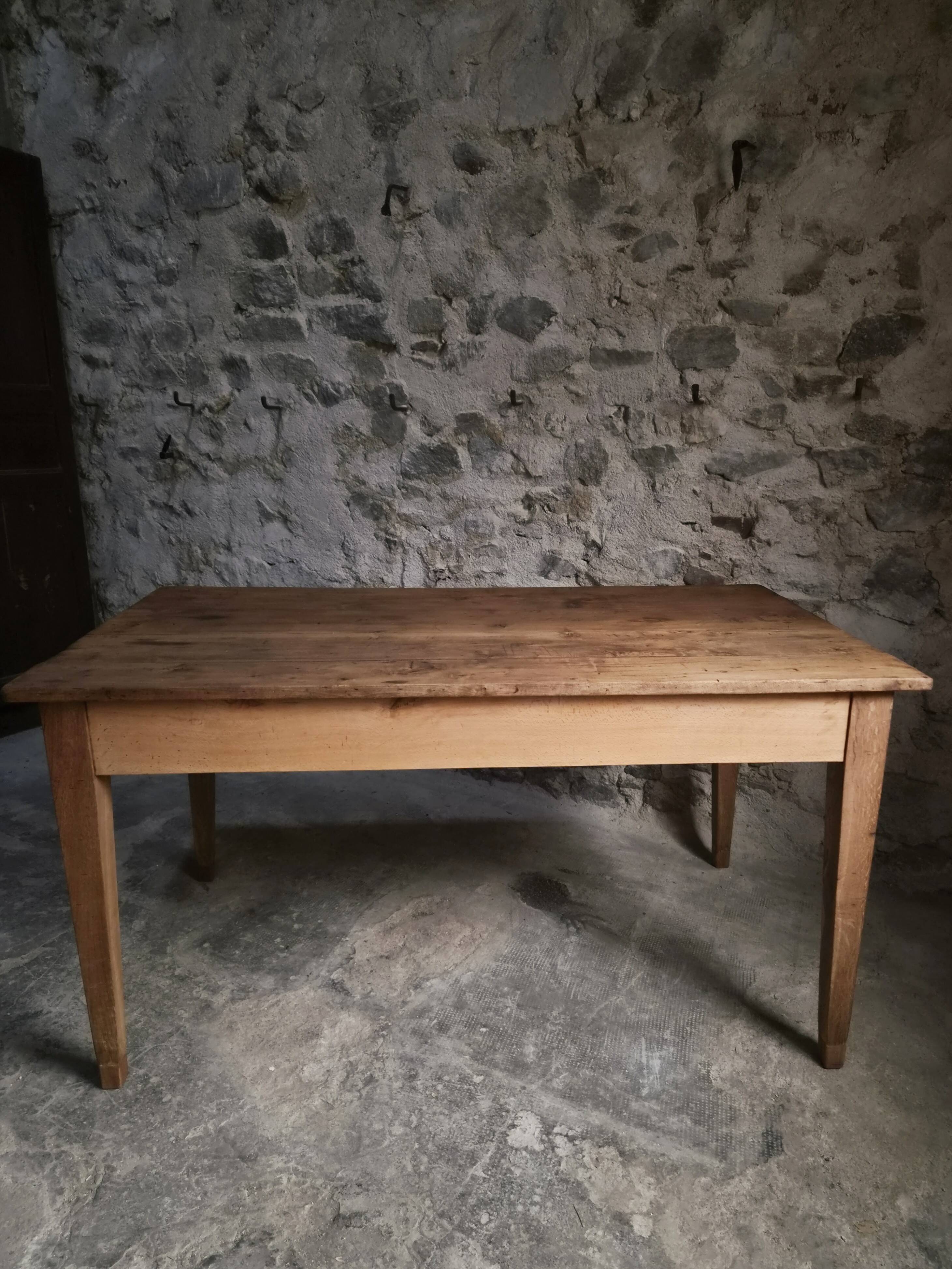 Table à manger rustique de ferme française, deux tiroirs, années 1920–1940