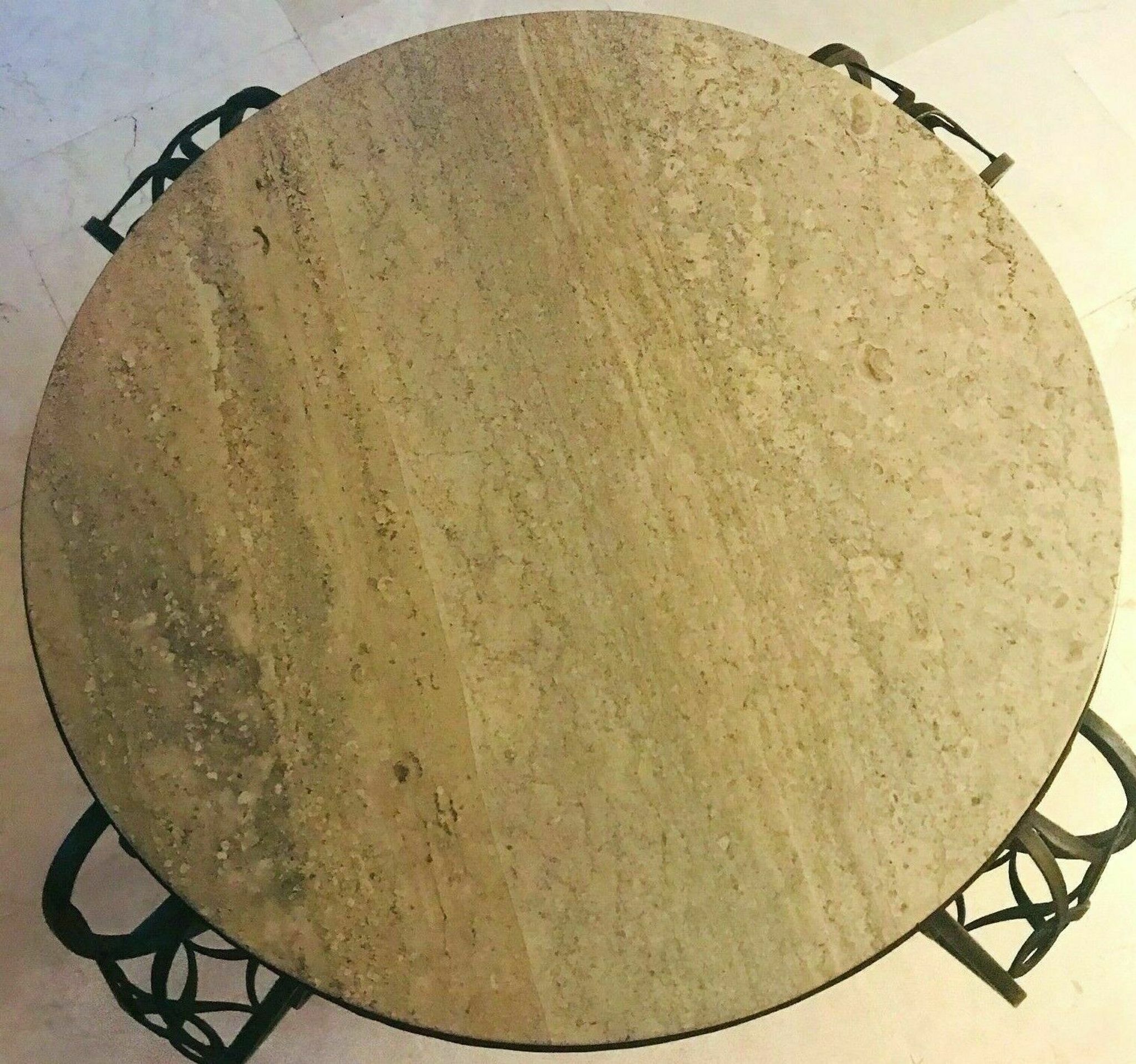 Table basse Art Déco en fer forgé a plateau de marbre XX siècle