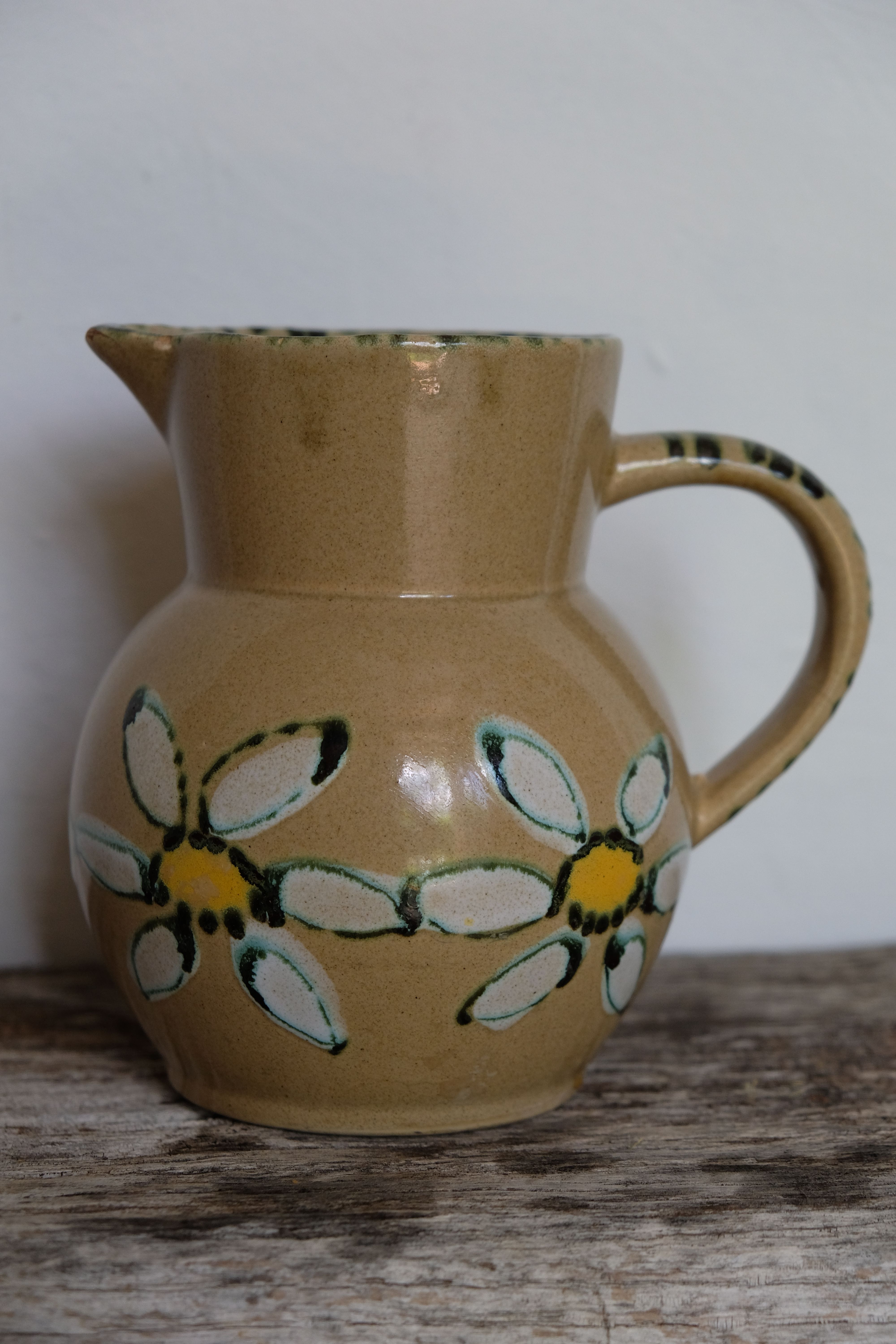 Water pitcher vase old décor daisies