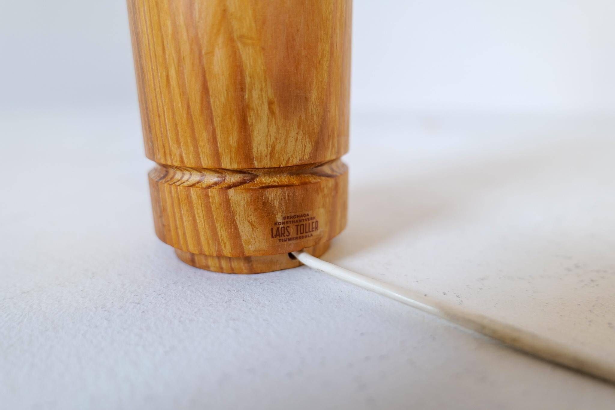 Mid-century modern sculptural table lamp in pine, 1970s.