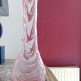 Vase en verre rose effet drapé
