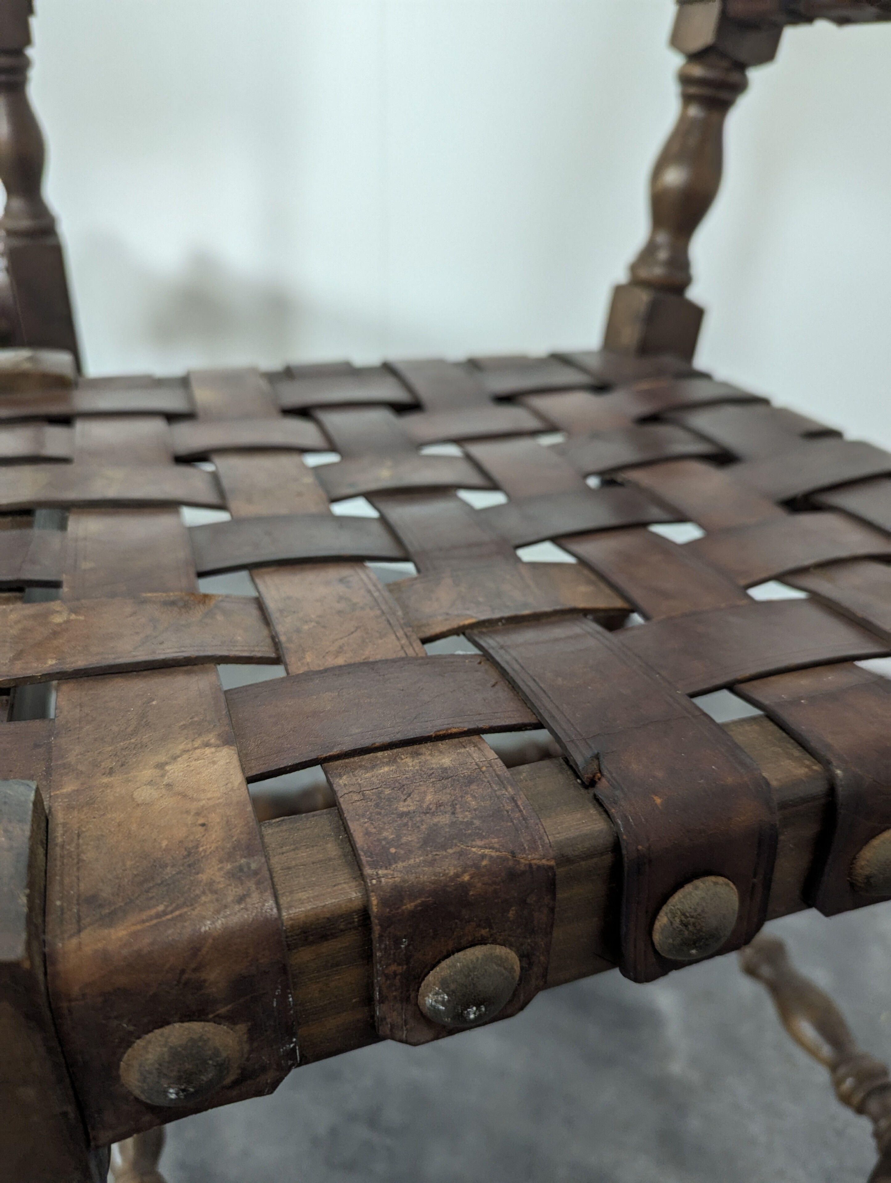 Paire de chaises style espagnol en sangles de cuir